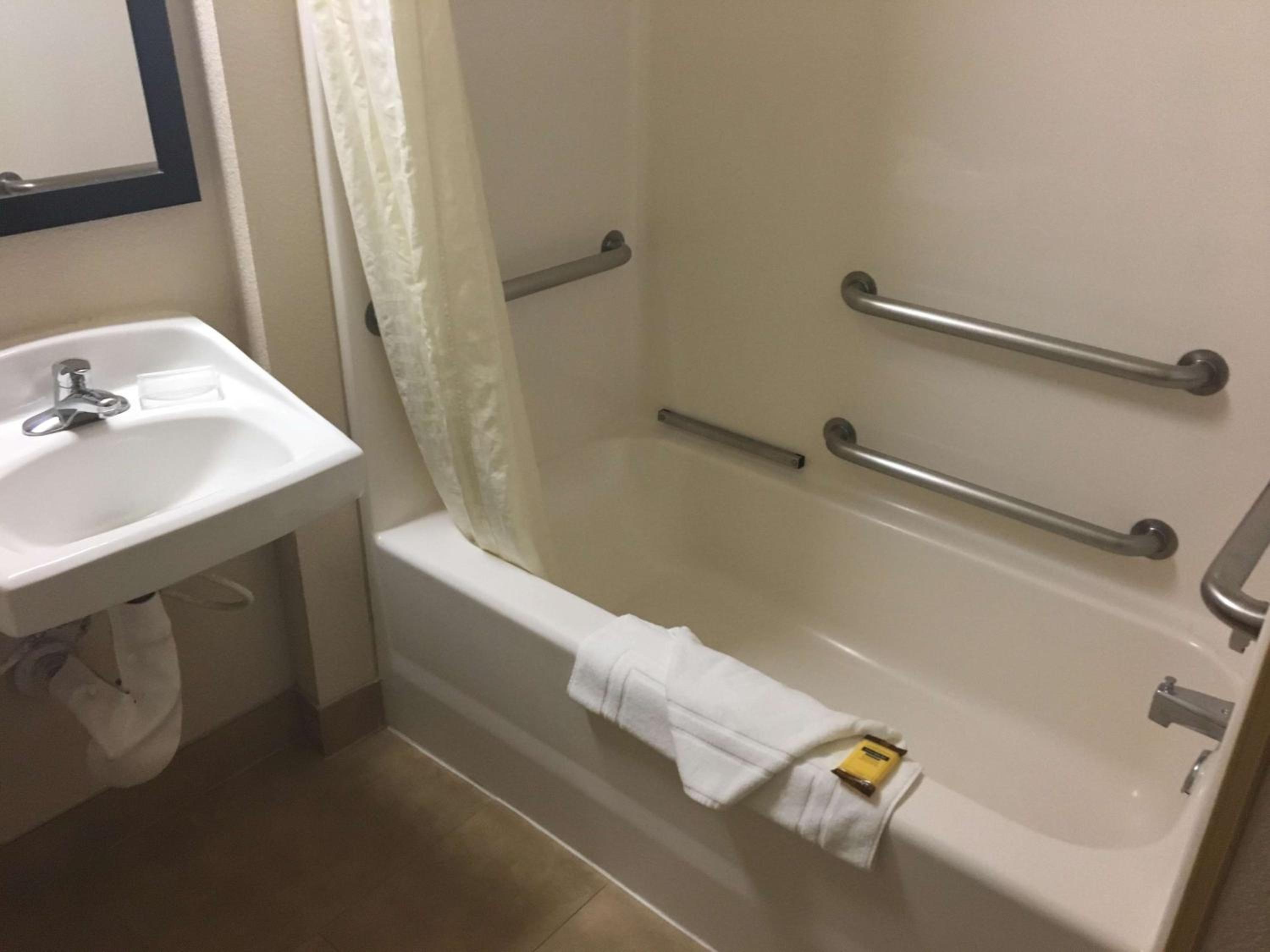 King Room with Roll-In Shower - Mobility Access/Communication Assistance photo 3