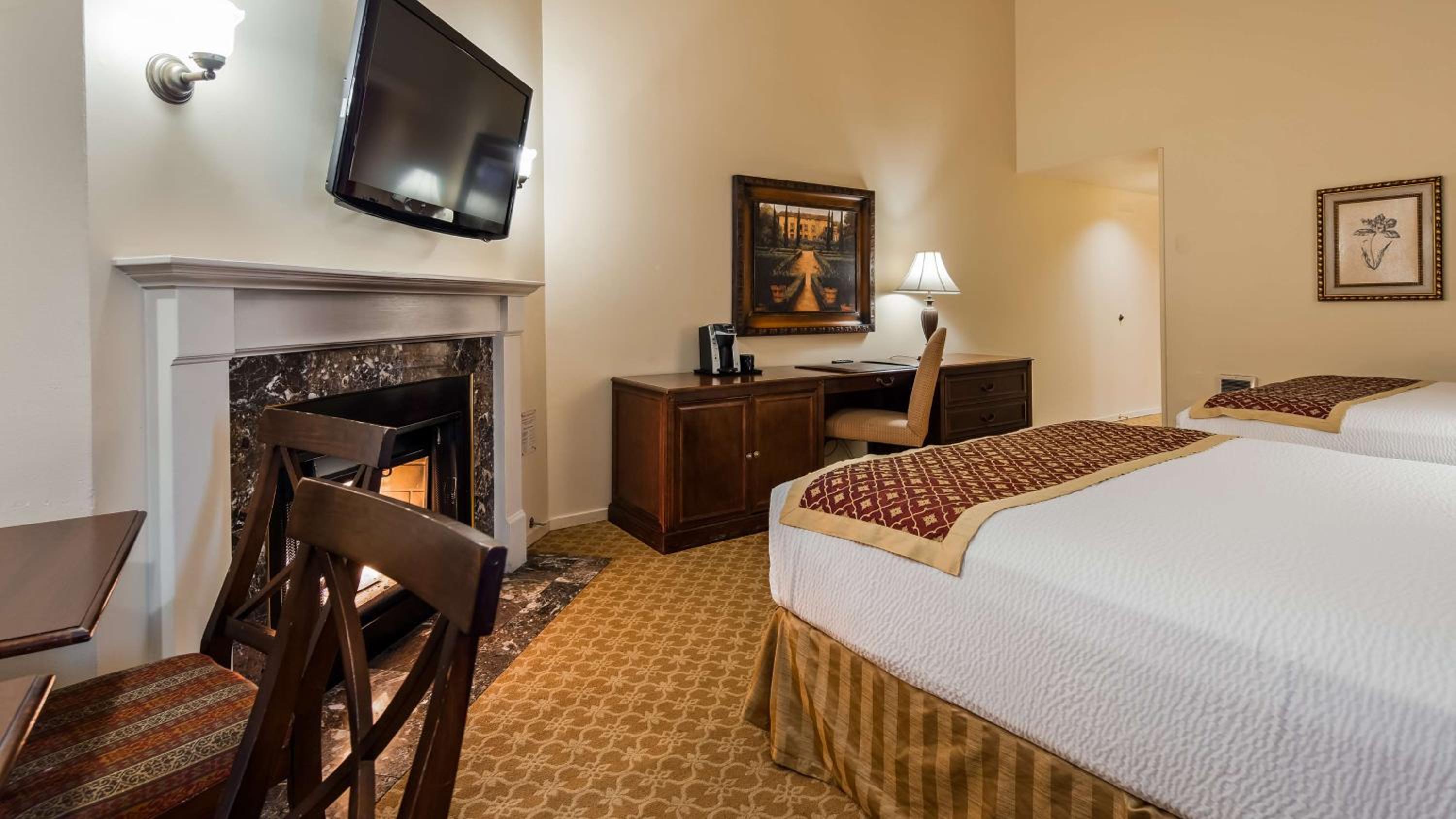 Premier Queen Room with Two Queen Beds - Non-Smoking - Photo 3