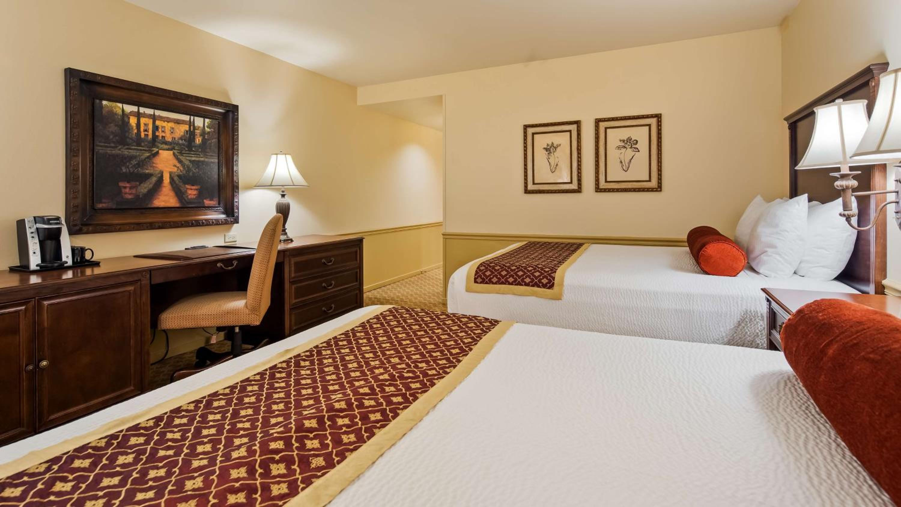 Deluxe Queen Room with Two Queen Beds and Courtyard View - Non-Smoking - Photo 5