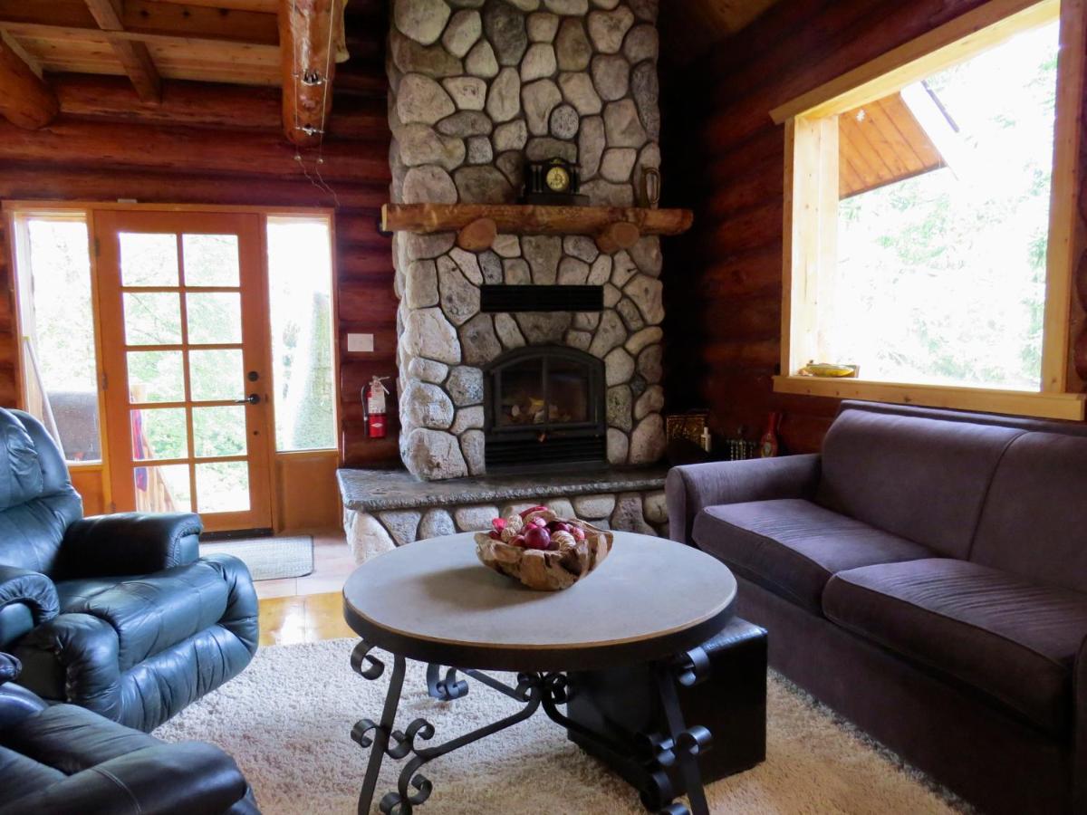 Three-Bedroom House photo 3