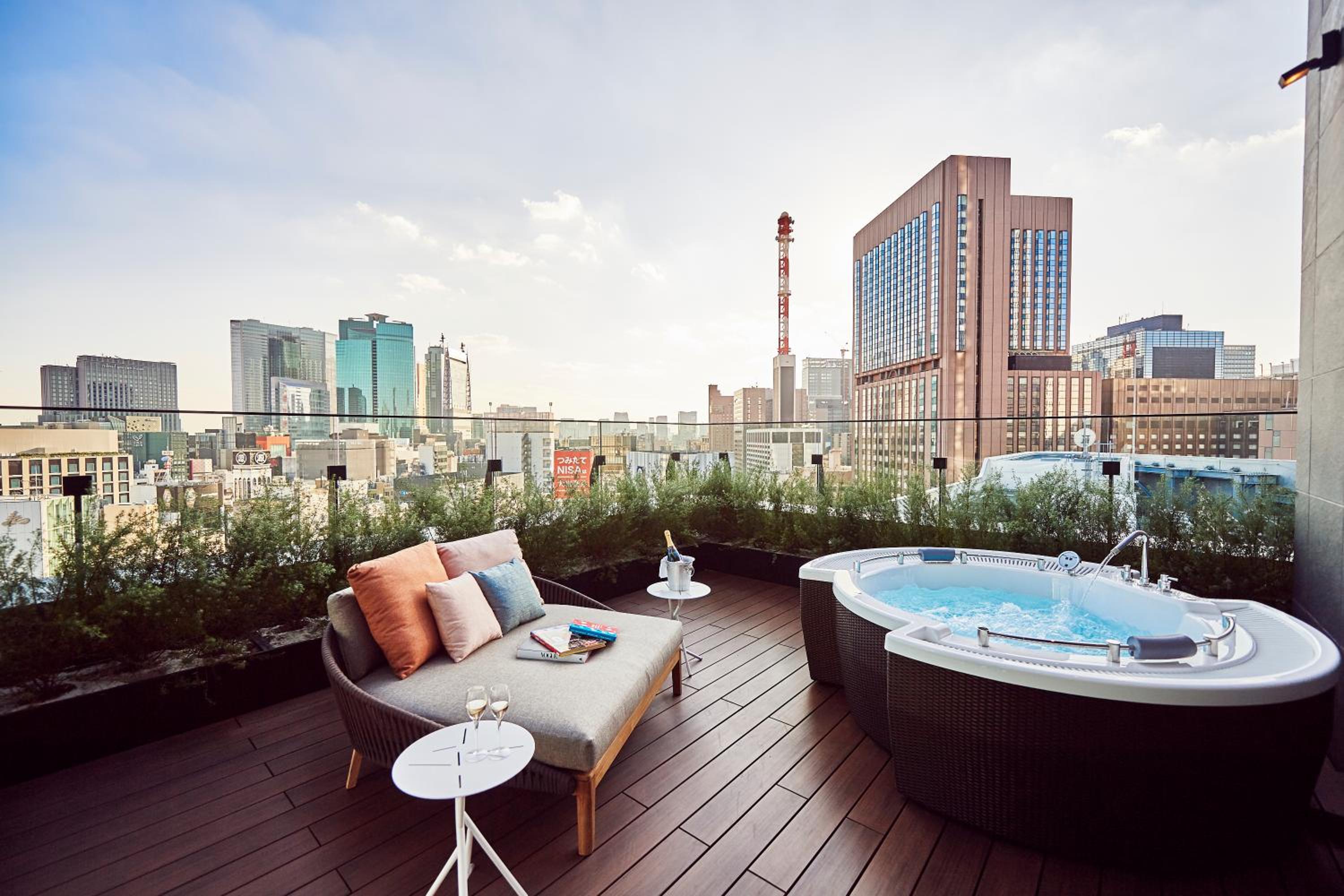 Suite with Hot Tub – Non-Smoking