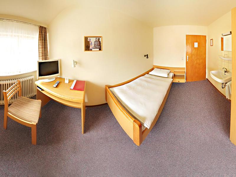 Single Room with Shared Shower in Hallway