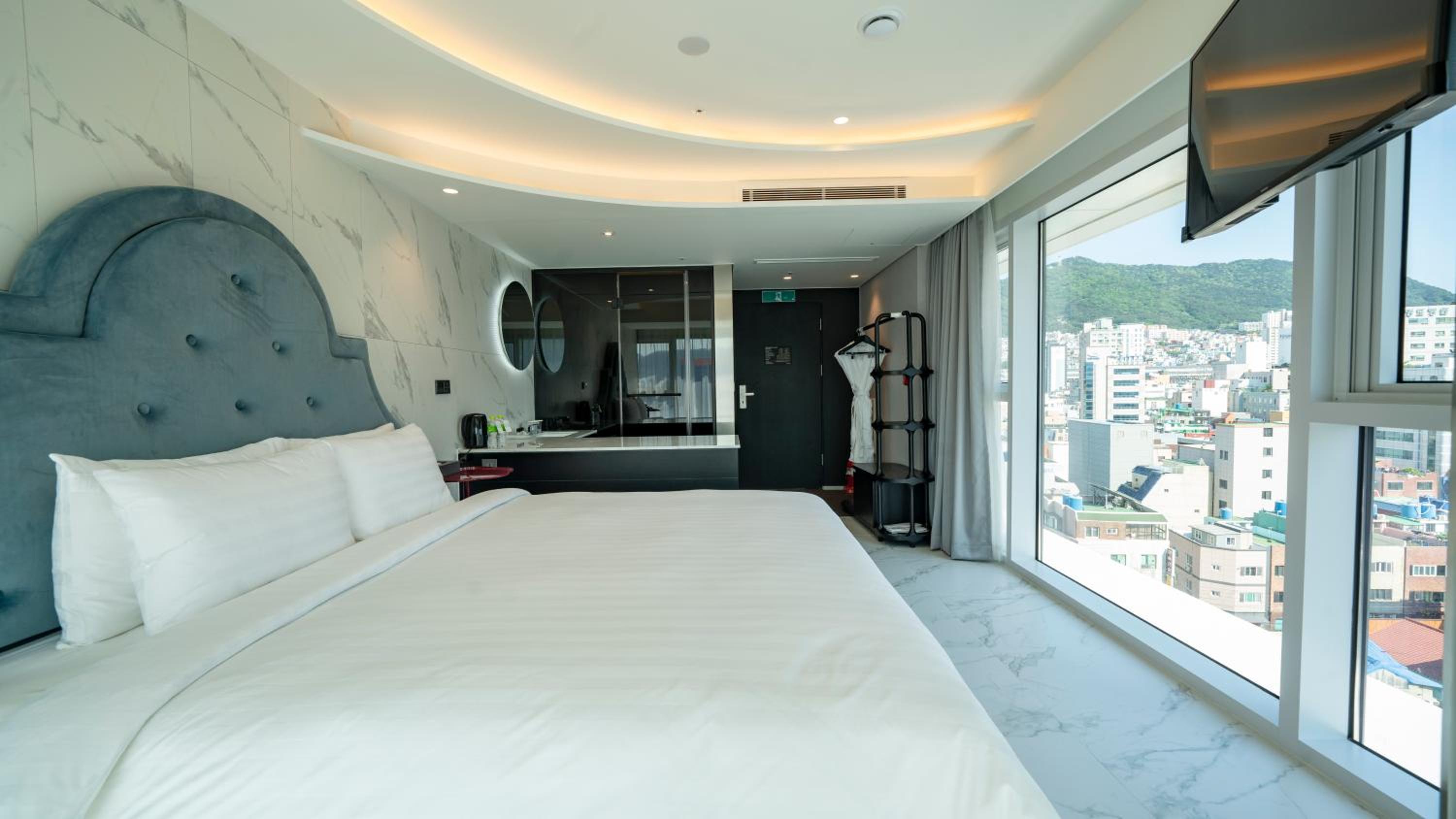 Corner Double Room with City view - Photo 6