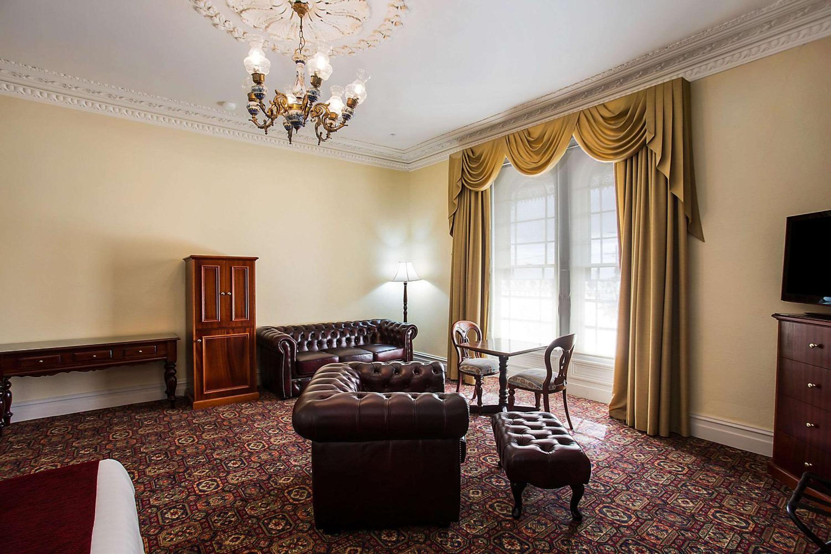 Executive Suite - Photo 2