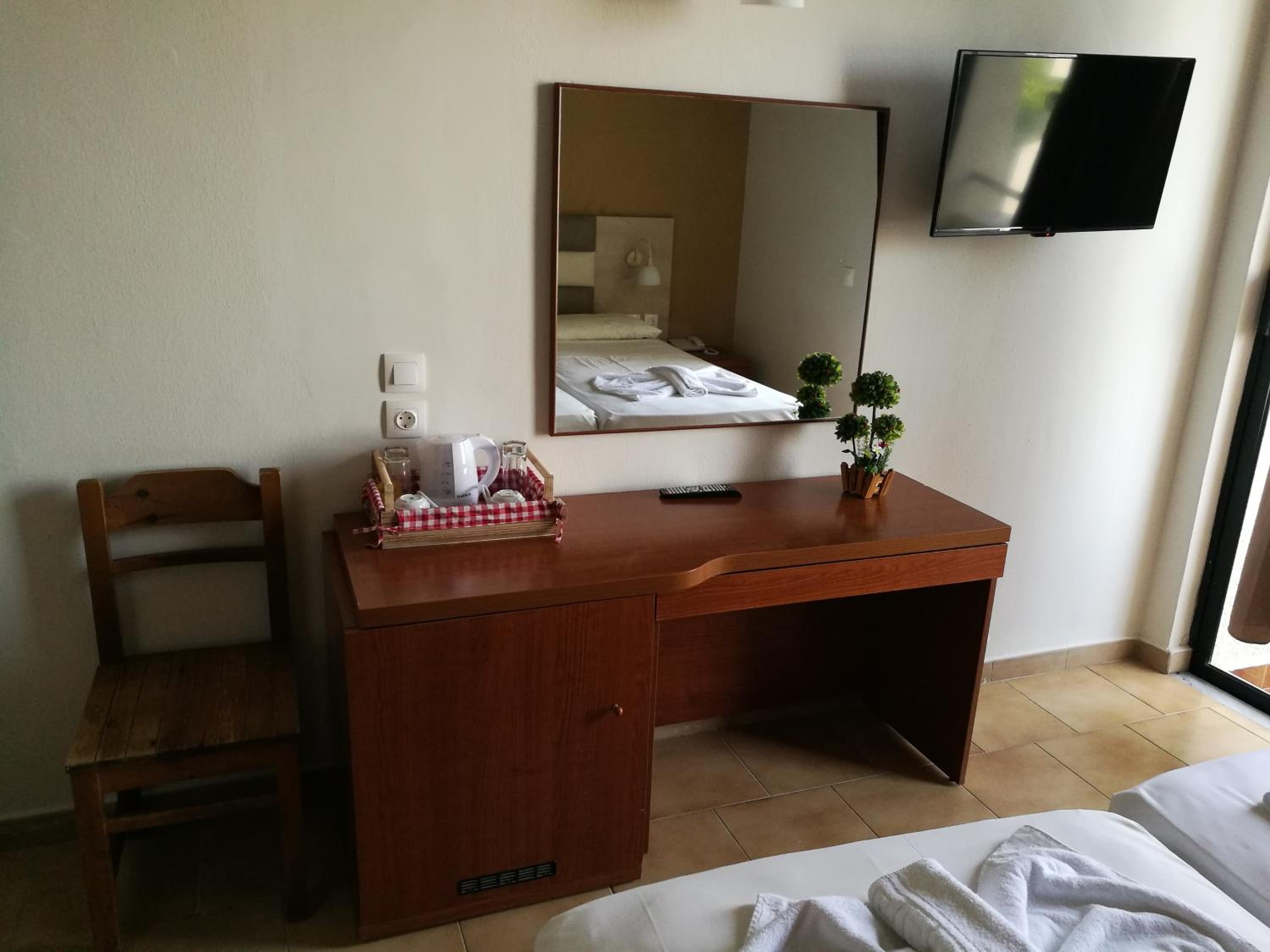Double Room with Balcony - Photo 3