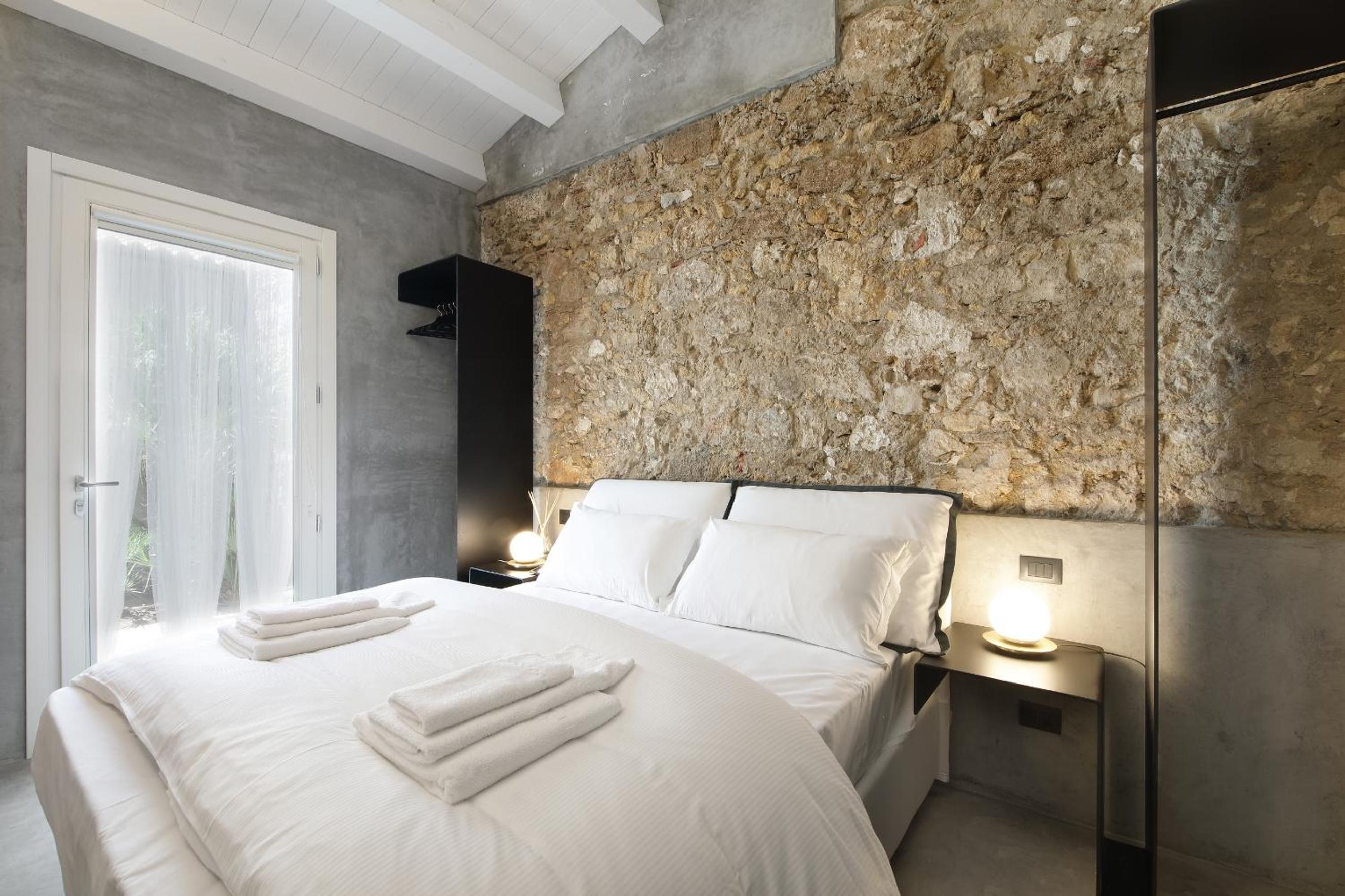 Deluxe Double Room with Shower - Photo 10