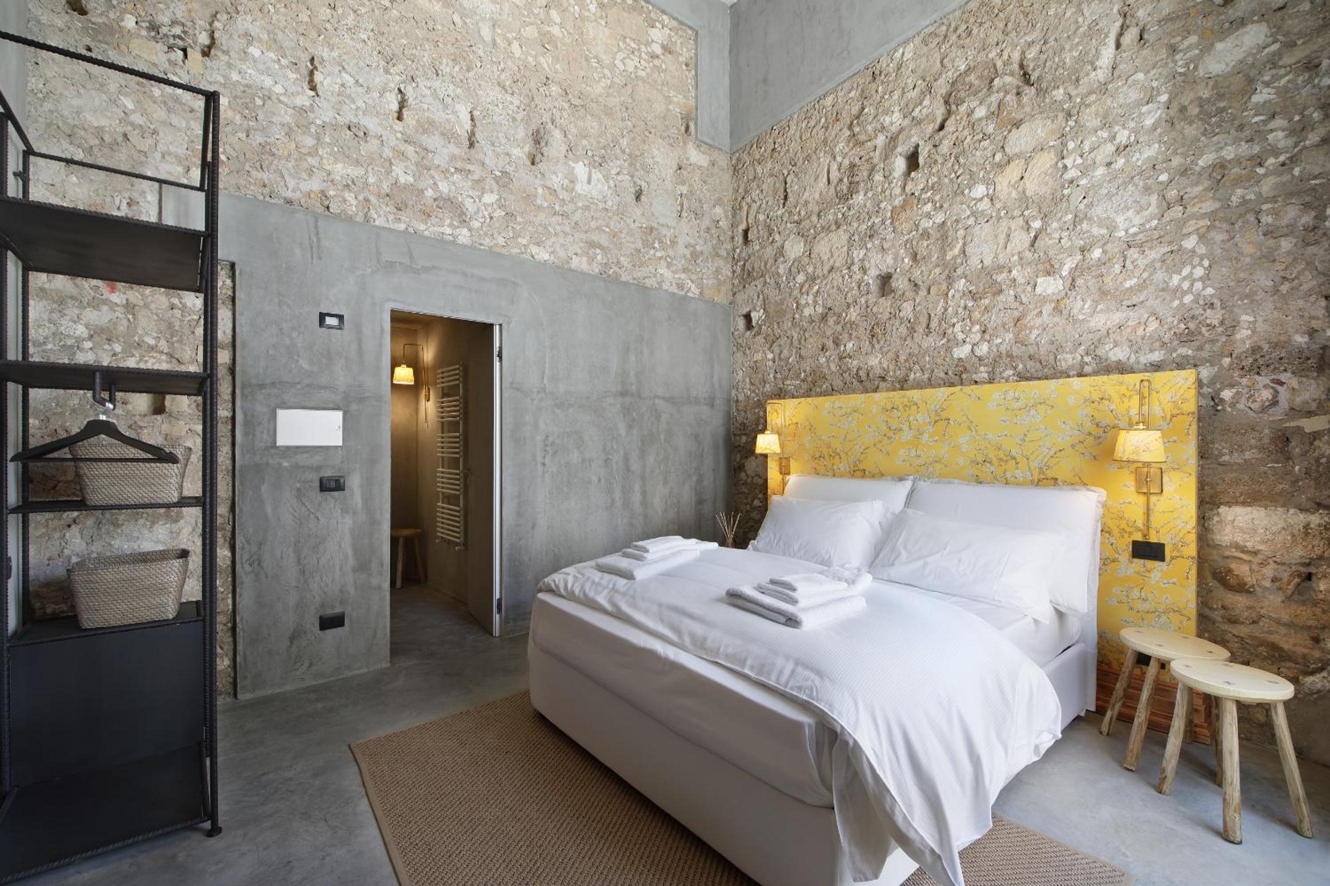 Deluxe King Room - Photo 1