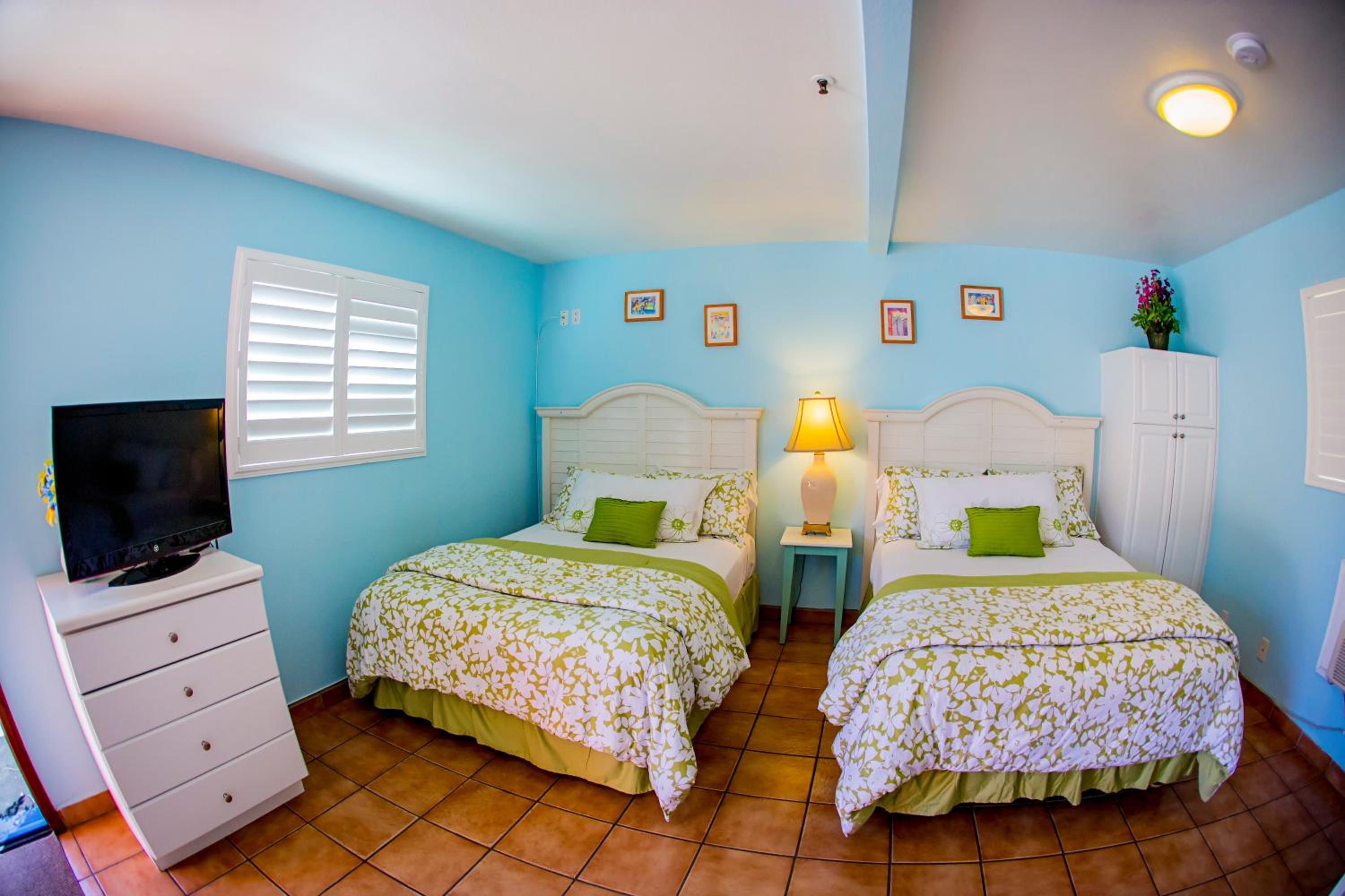 Queen Room with Two Queen Beds and Kitchenette