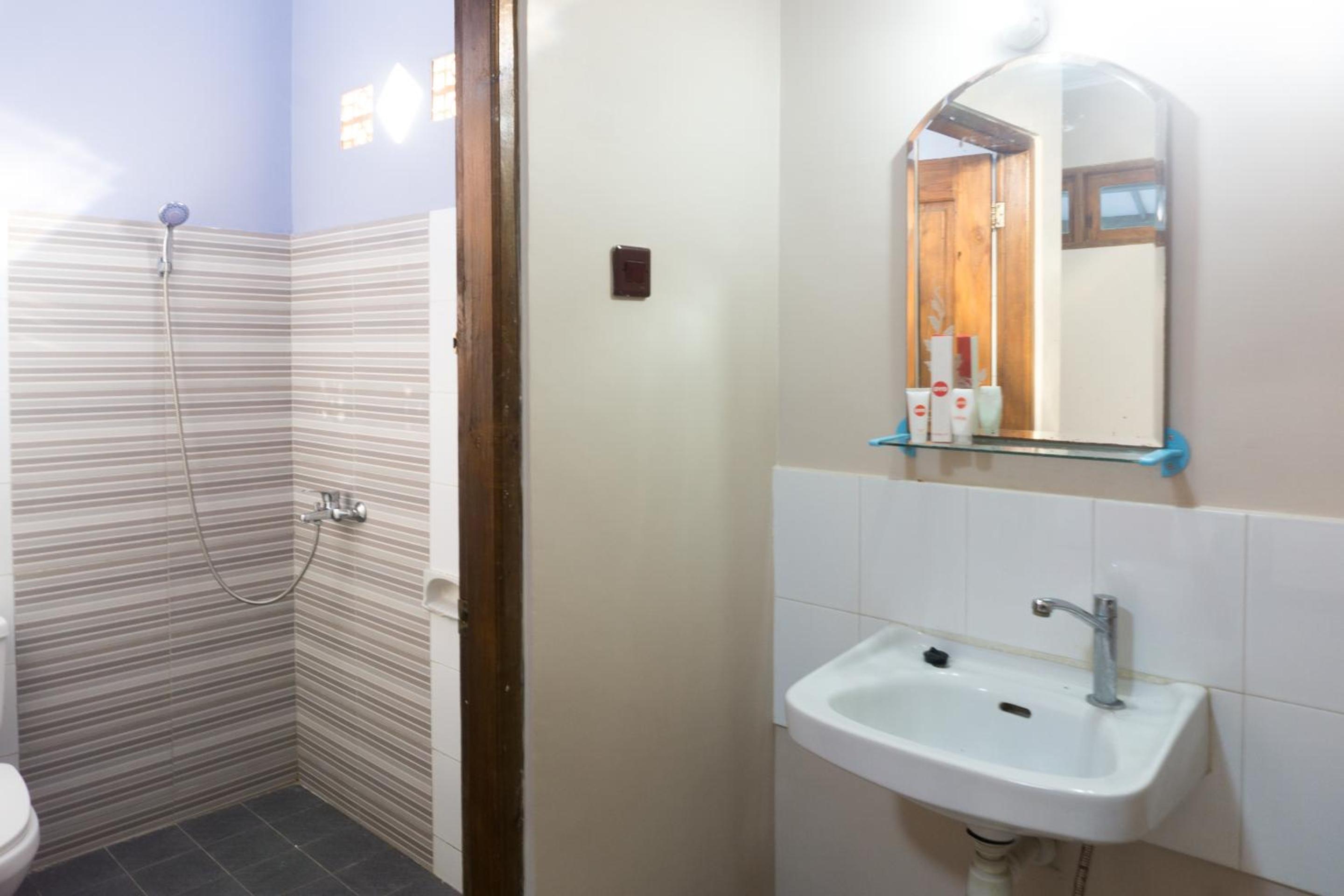 Standard Twin Room - Photo 6