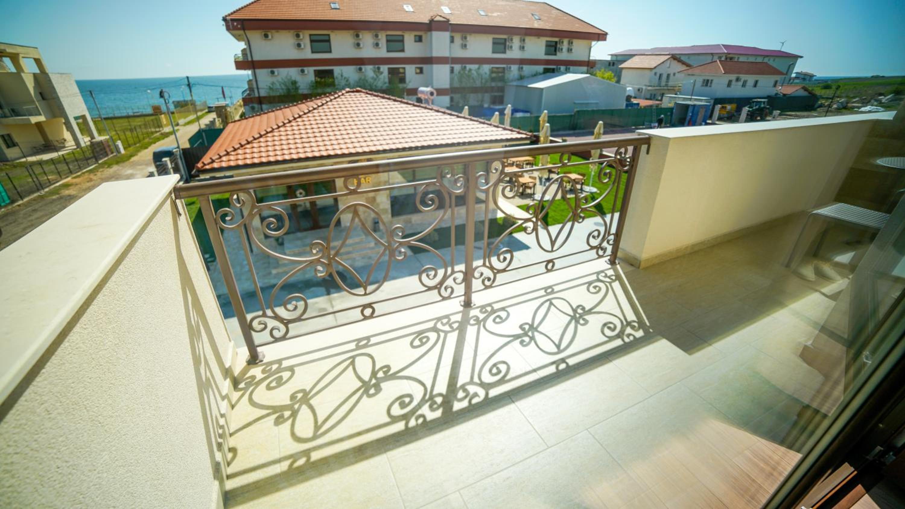 King Room with Balcony - Photo 5