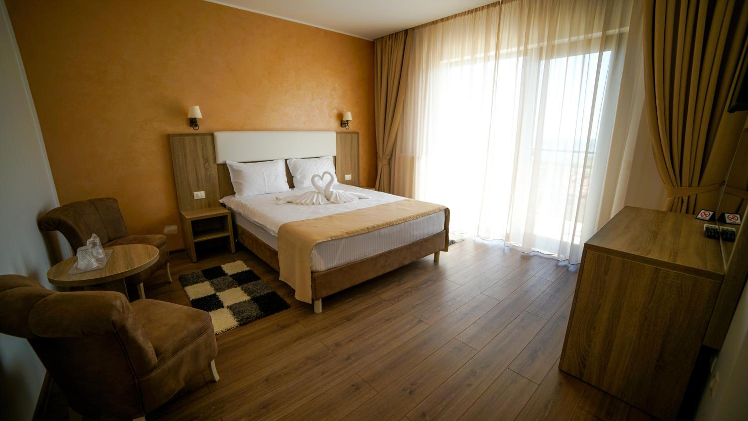 Twin Room with Balcony- Semi-Basement - Photo 2