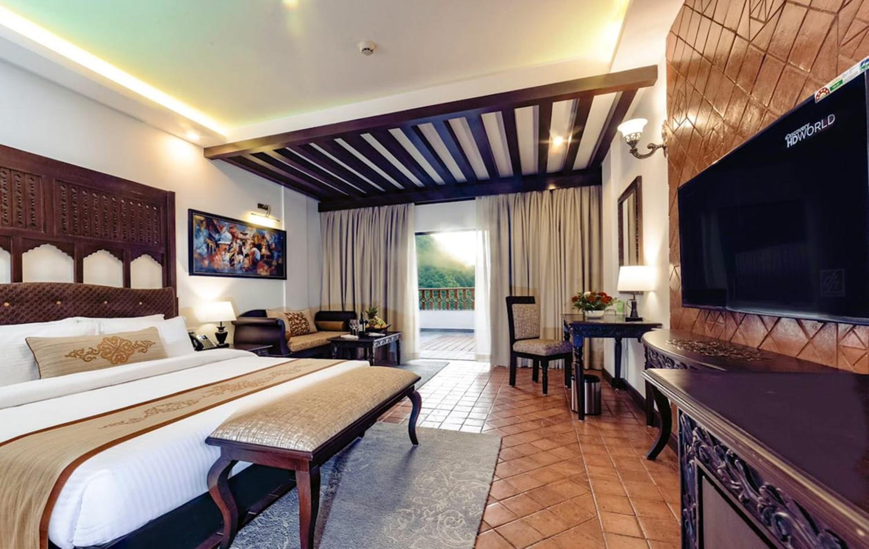 Elevated Deluxe Mountain View King Room Complimentary Cable Car Ride, Zipline, Gym, Infinity Pool, and Outdoor Heated Jacuzzi photo 1