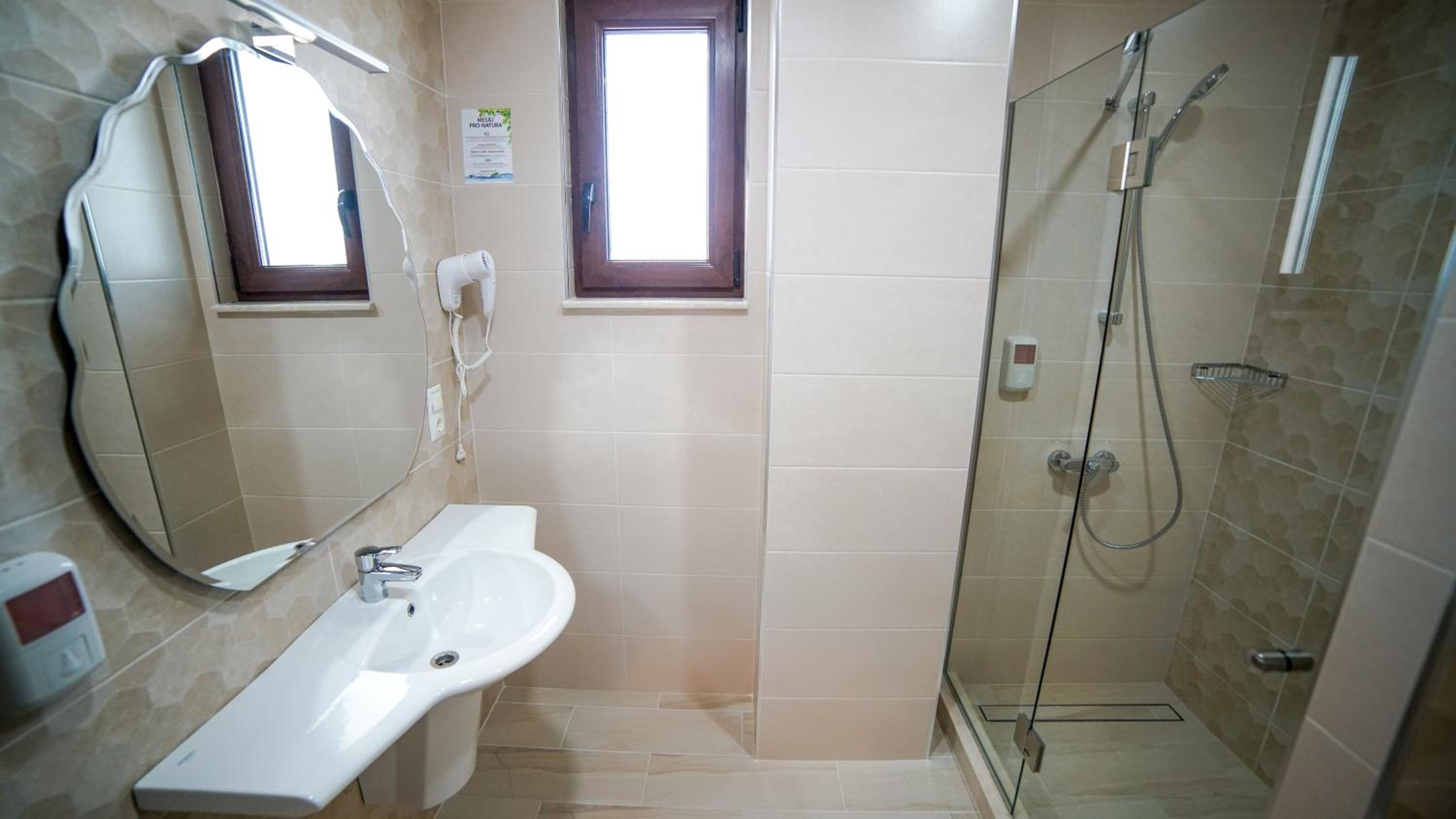 Double Room with Balcony - Photo 4
