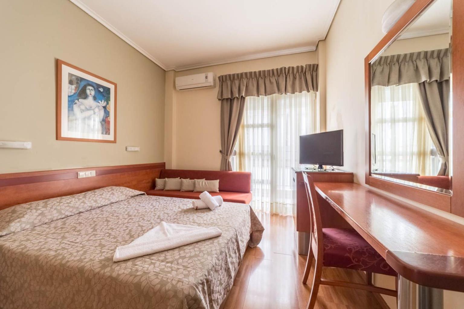 Standard Double or Twin Room with Balcony - Photo 4