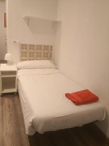 Female Interior Single Room with Shared Bathroom photo 1