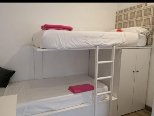 Female Twin Room with Shared Bathroom photo 2