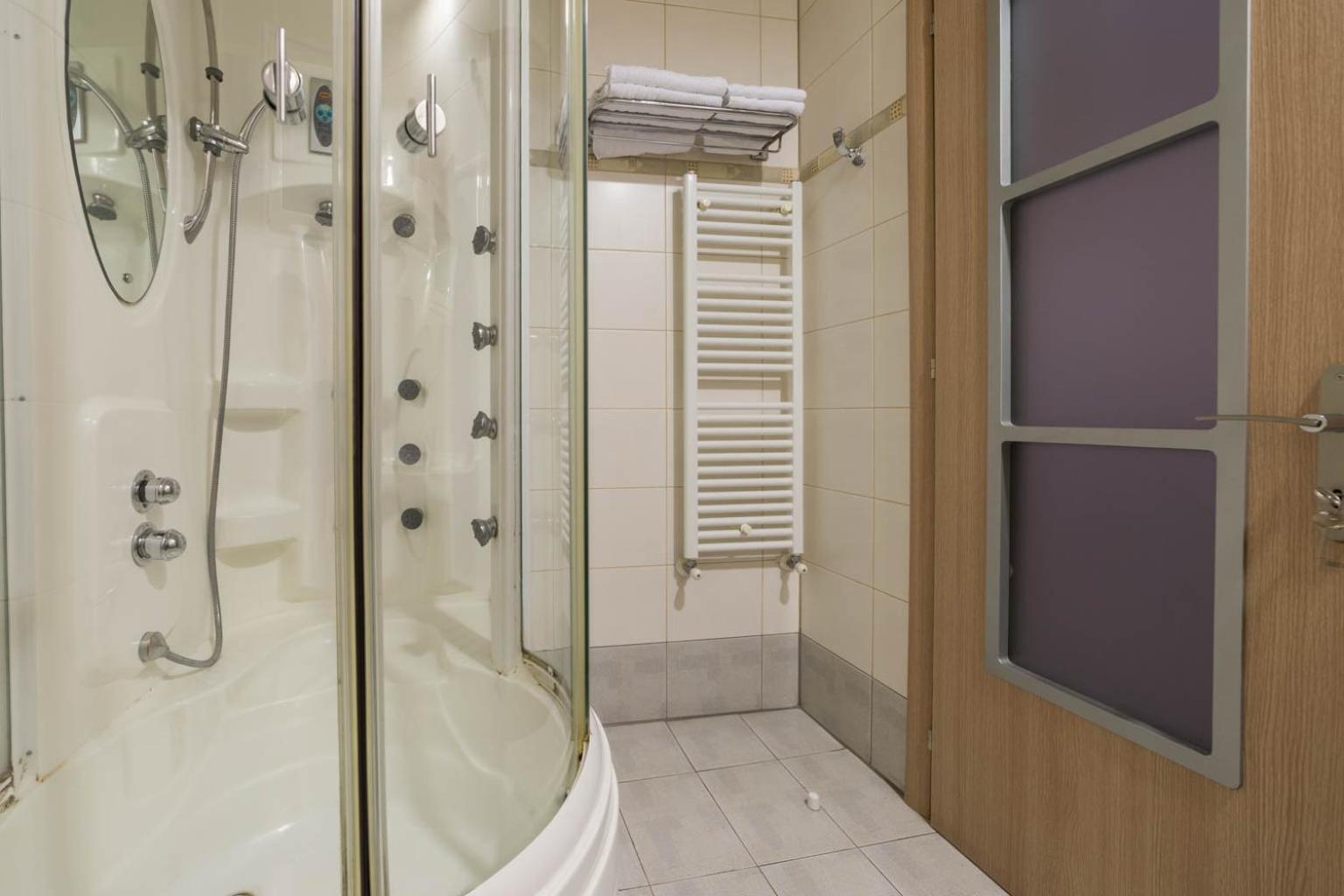 Standard Double or Twin Room with Balcony - Photo 5