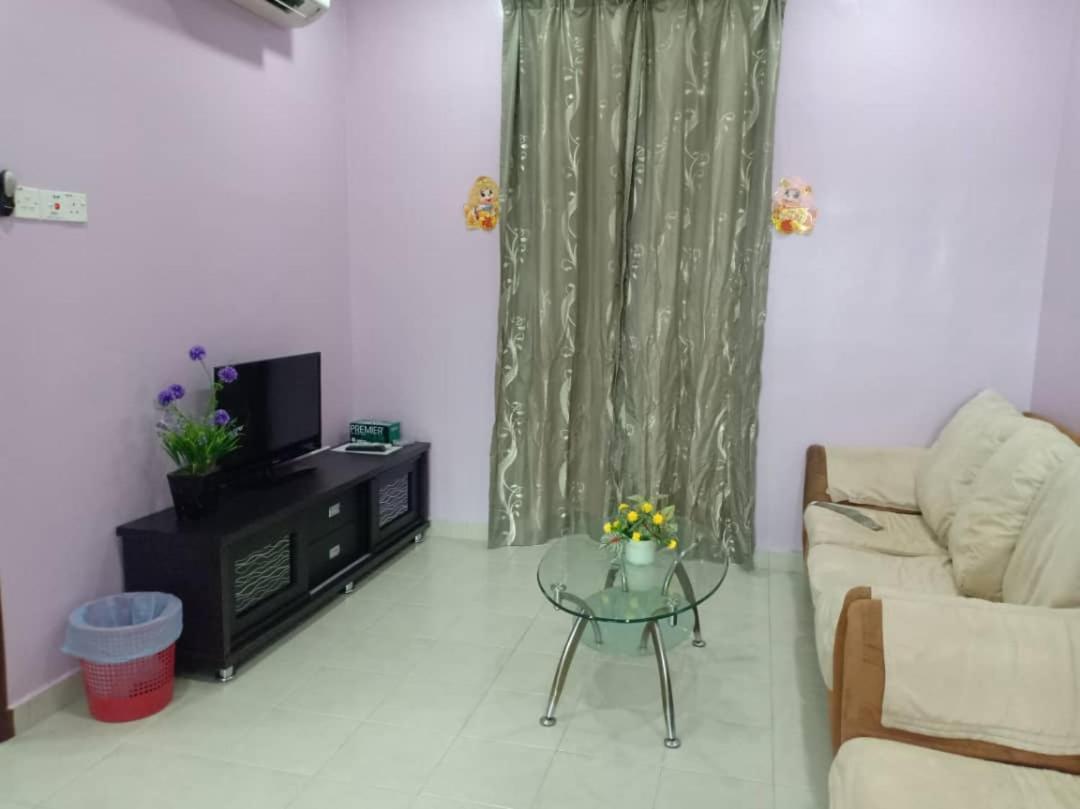 Three-Bedroom House photo 3