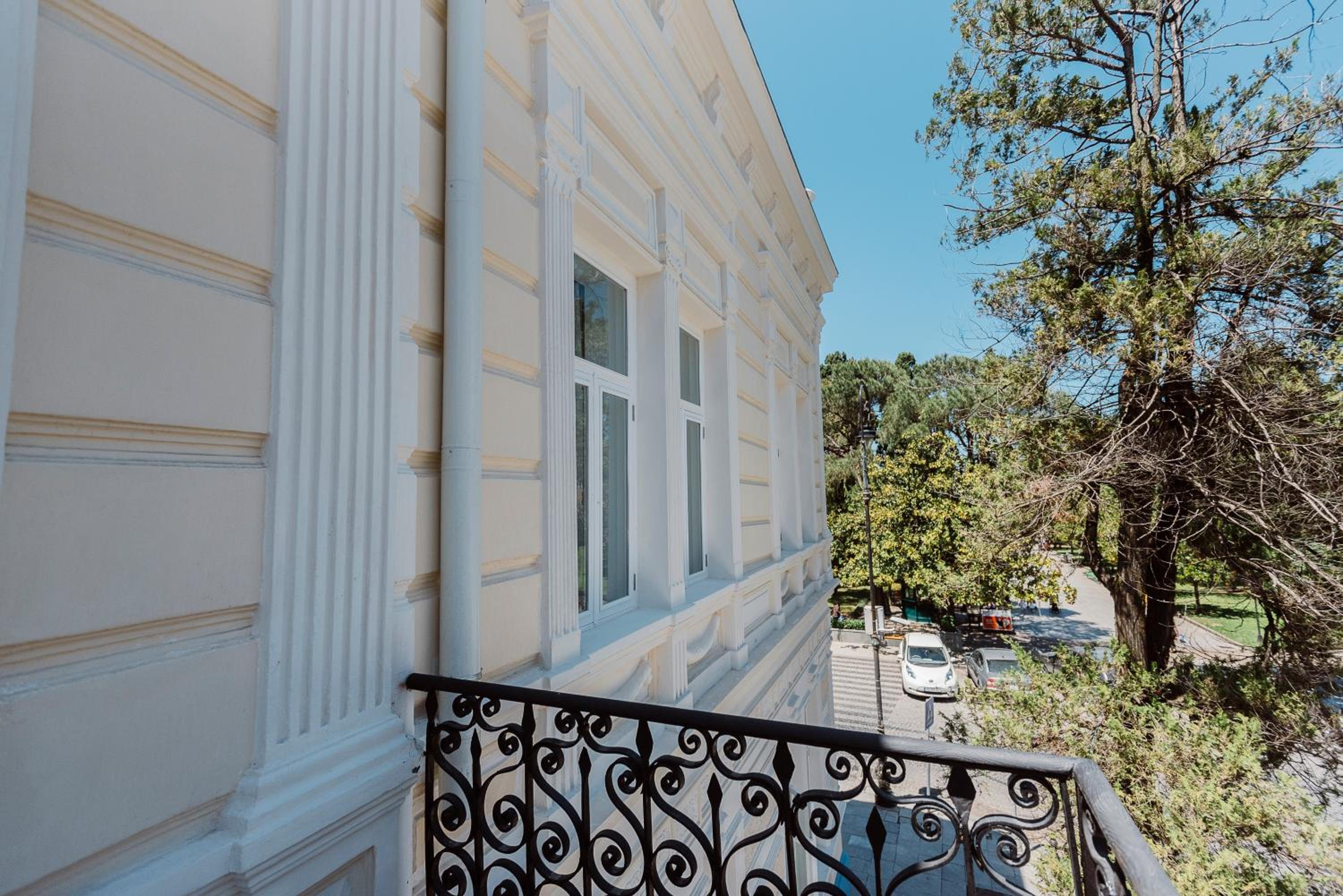 King Room with Balcony - Photo 4