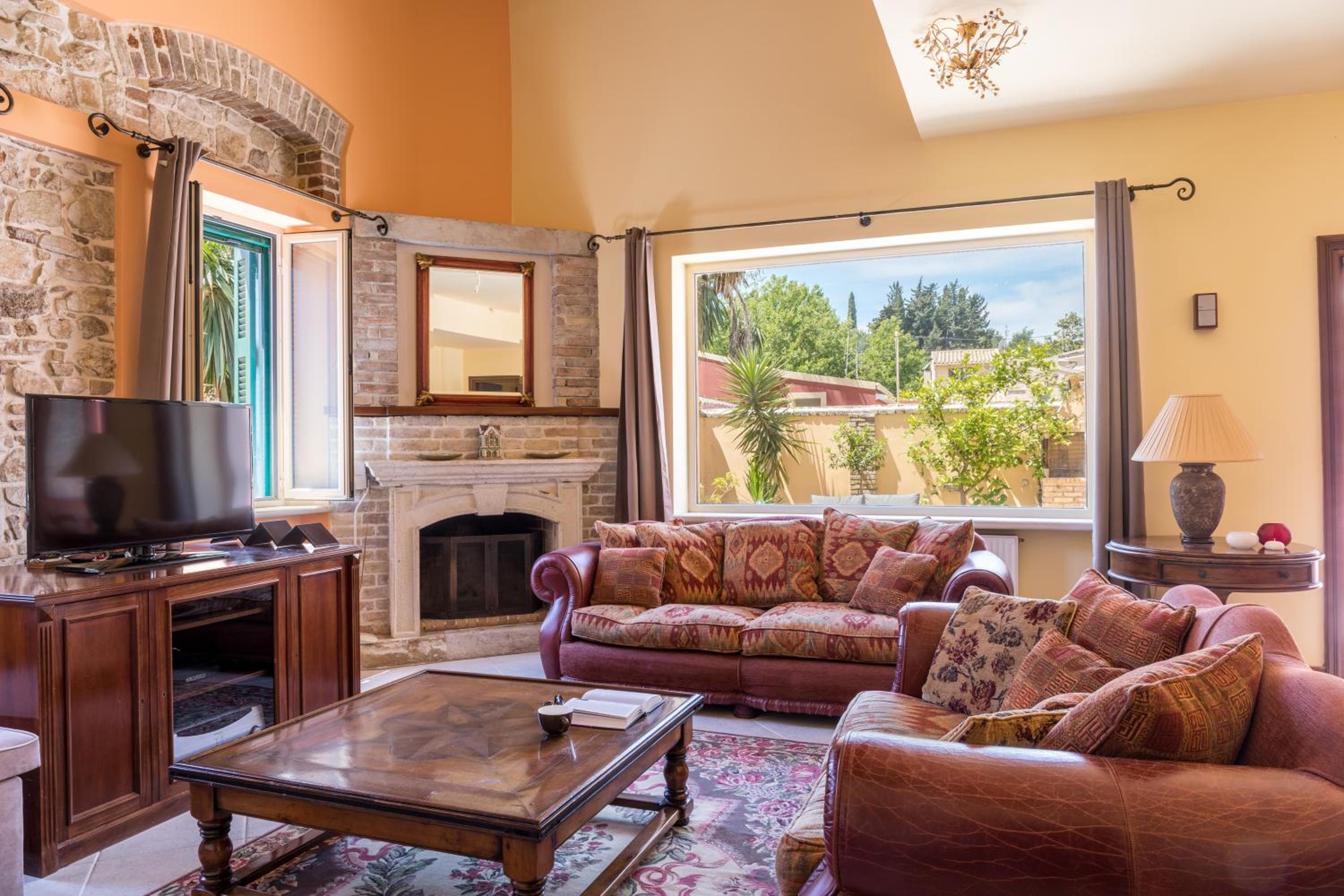 Six-Bedroom House photo 1
