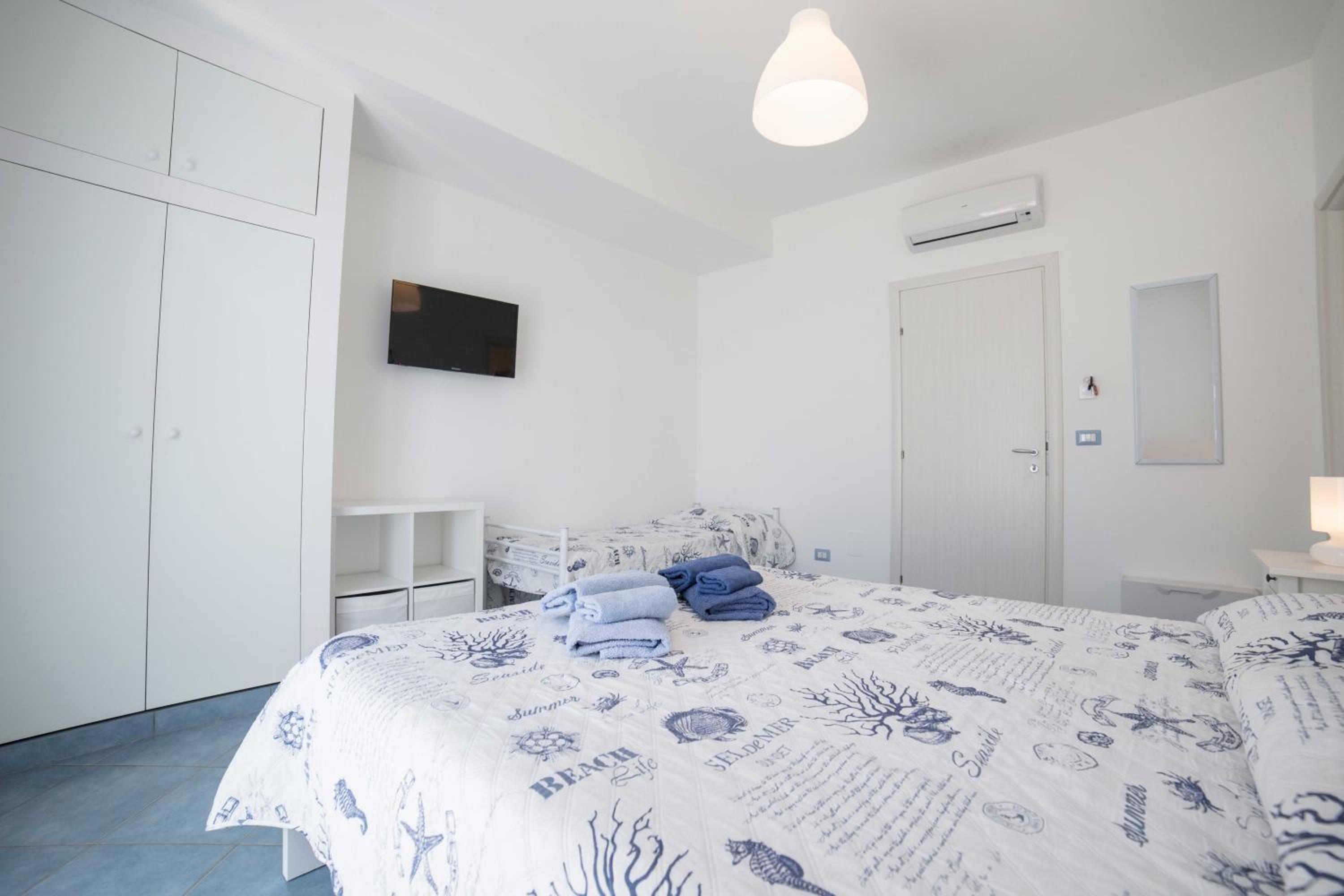 Deluxe Double Room with Sea View - Photo 8