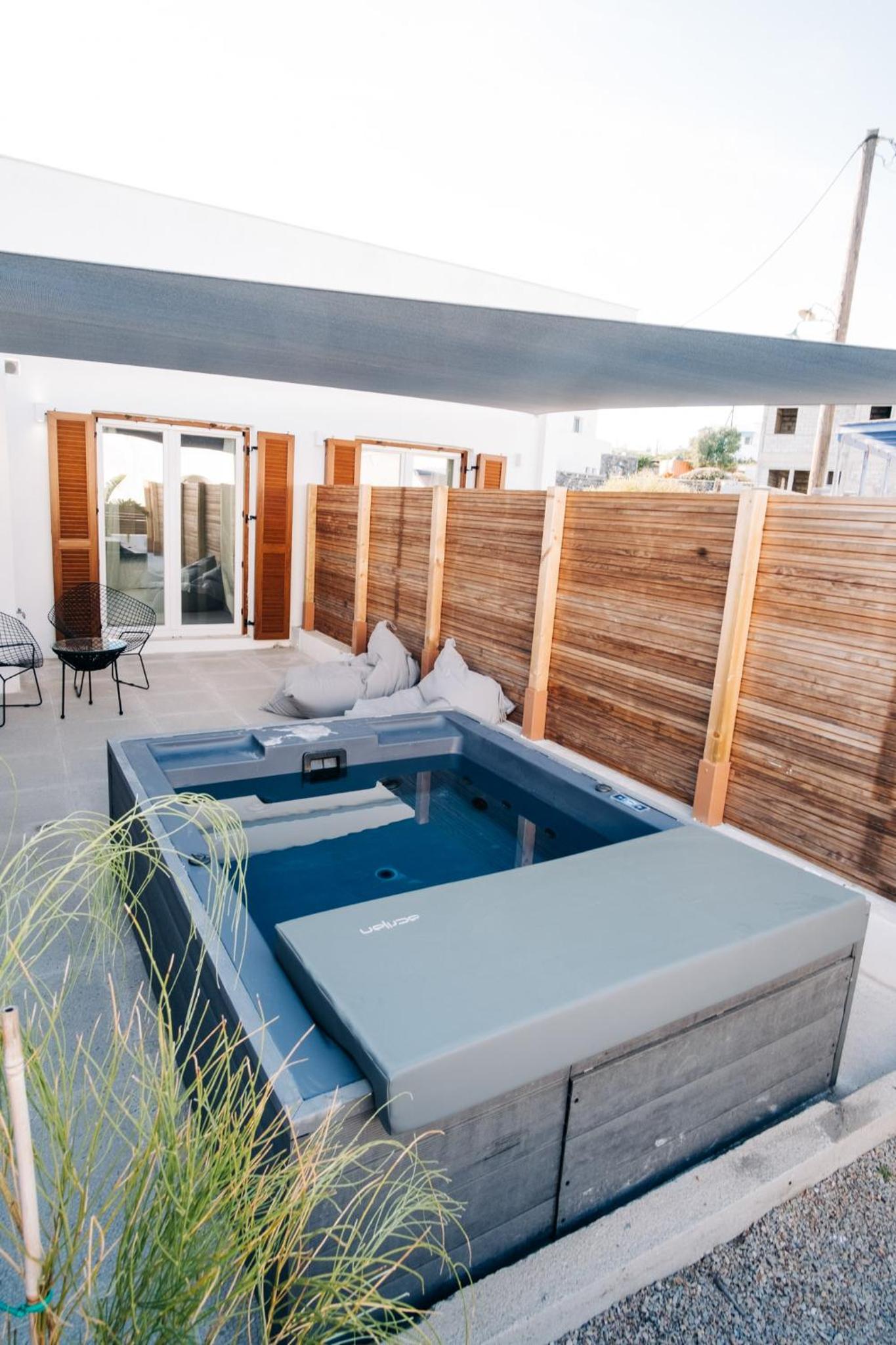 Family Suite with Outdoor Hot Tub  - Photo 3