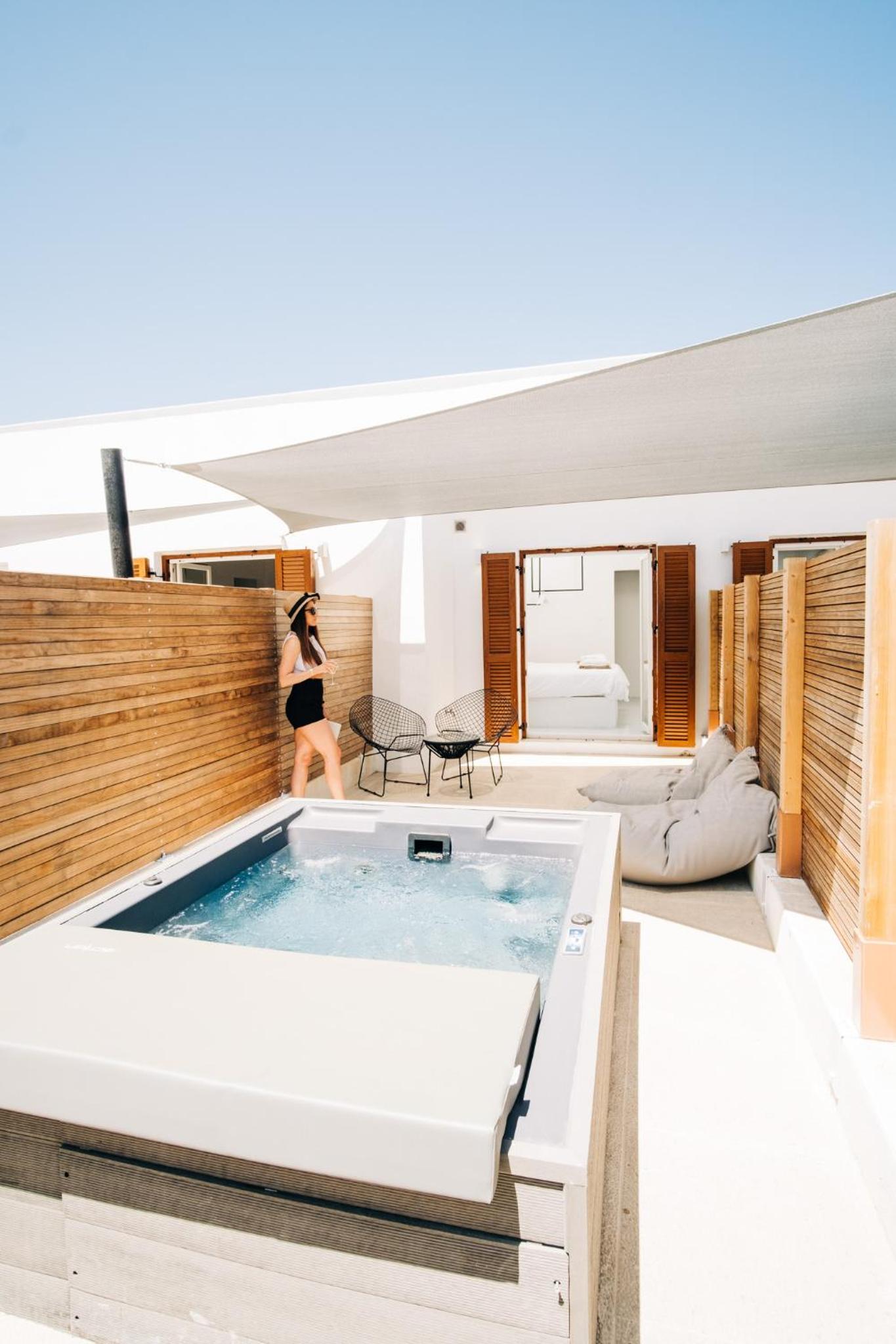 Family Suite with Outdoor Hot Tub  - Photo 15