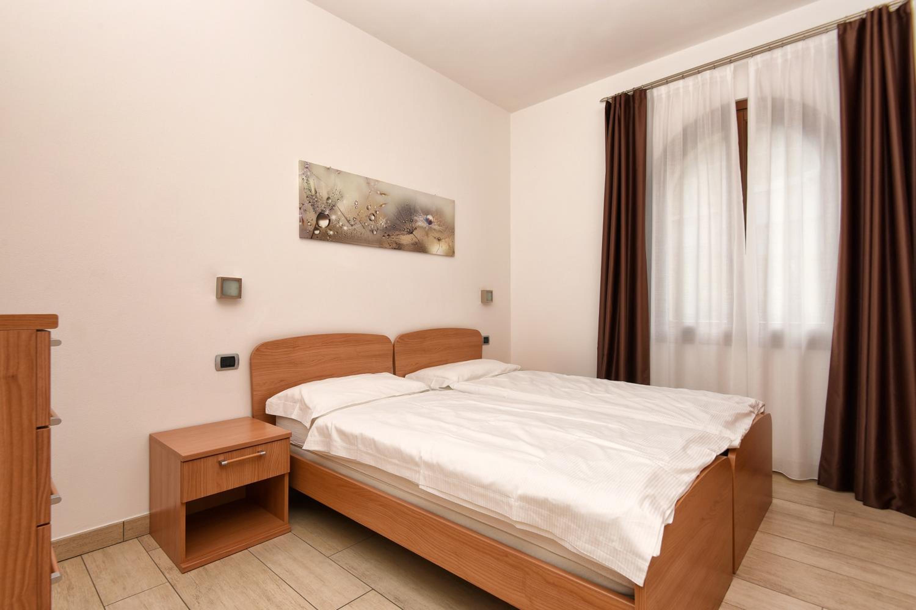 Two-Bedroom Apartment (4-6 Adults) photo 3