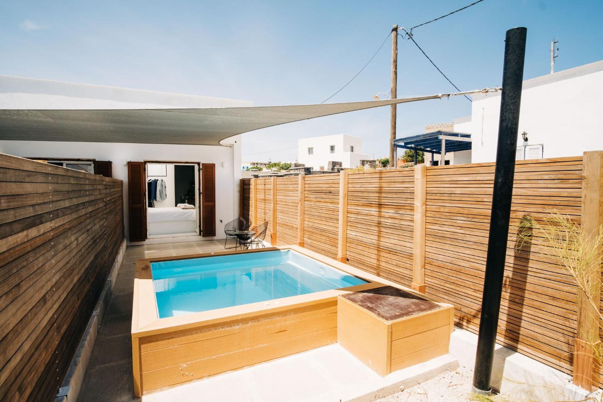 Deluxe Suite with Outdoor Hot Tub - Photo 4