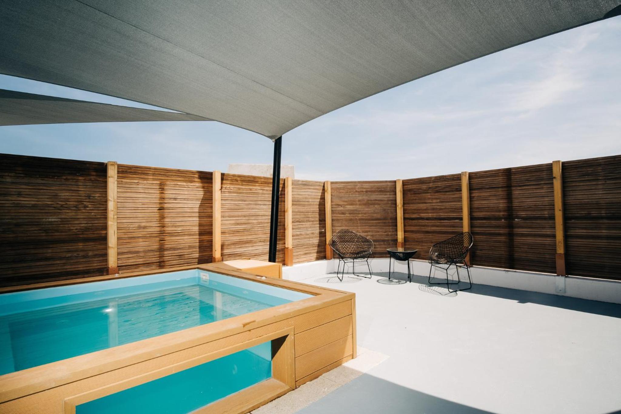 Deluxe Suite with Outdoor Hot Tub - Photo 14