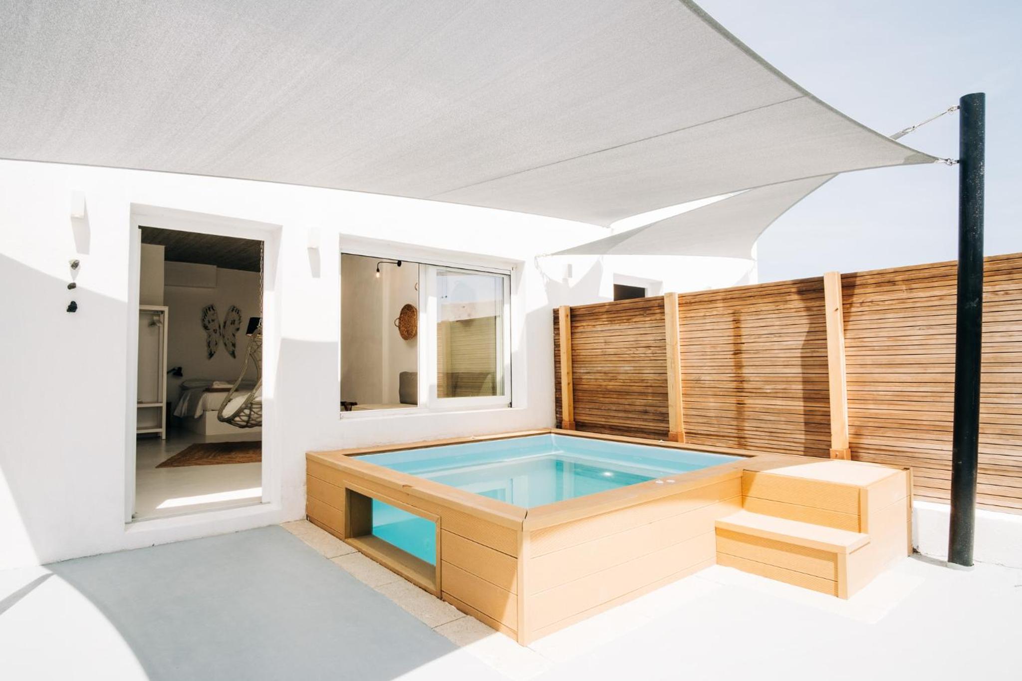 Deluxe Suite with Outdoor Hot Tub - Photo 13