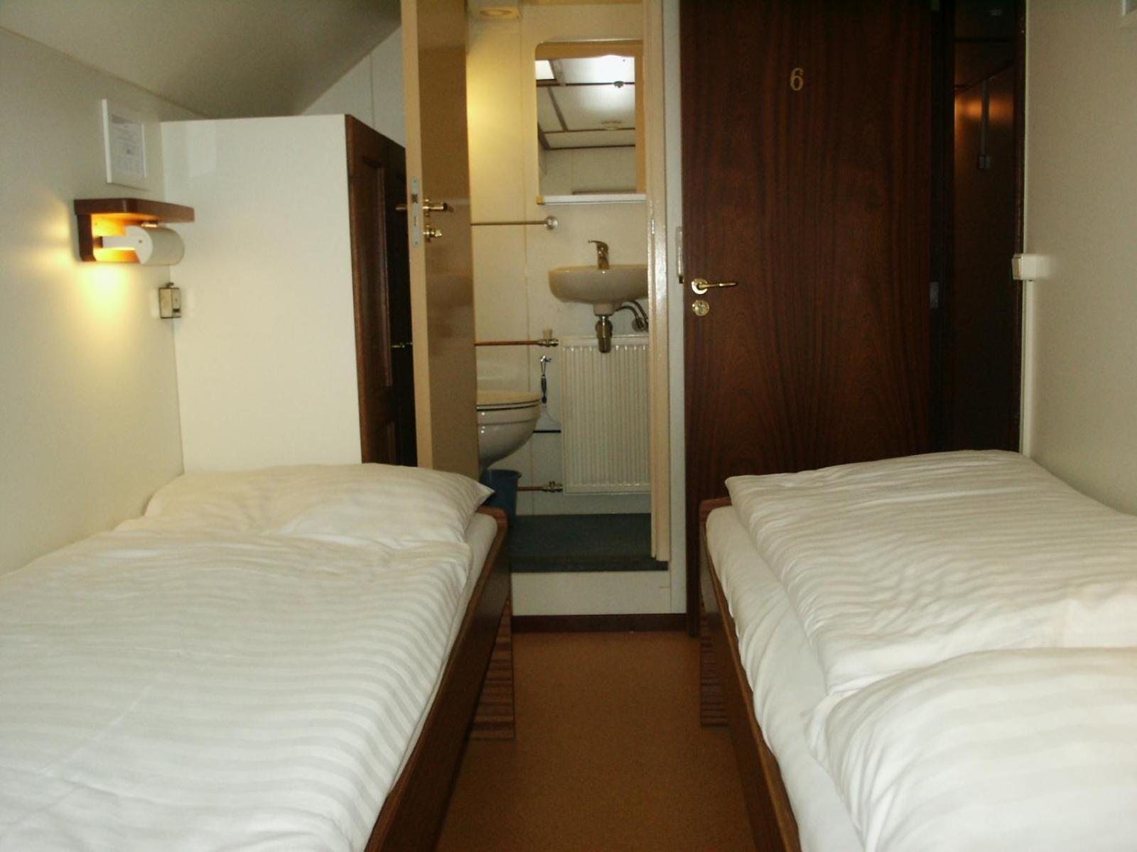 Twin Room with Bathroom photo 2