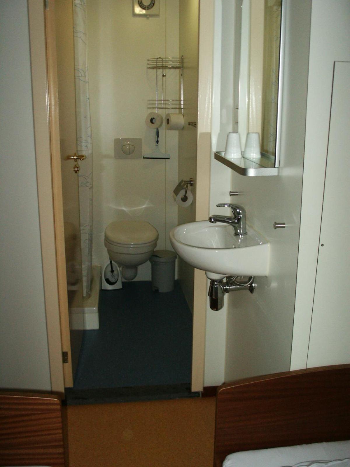 Twin Room with Bathroom photo 2