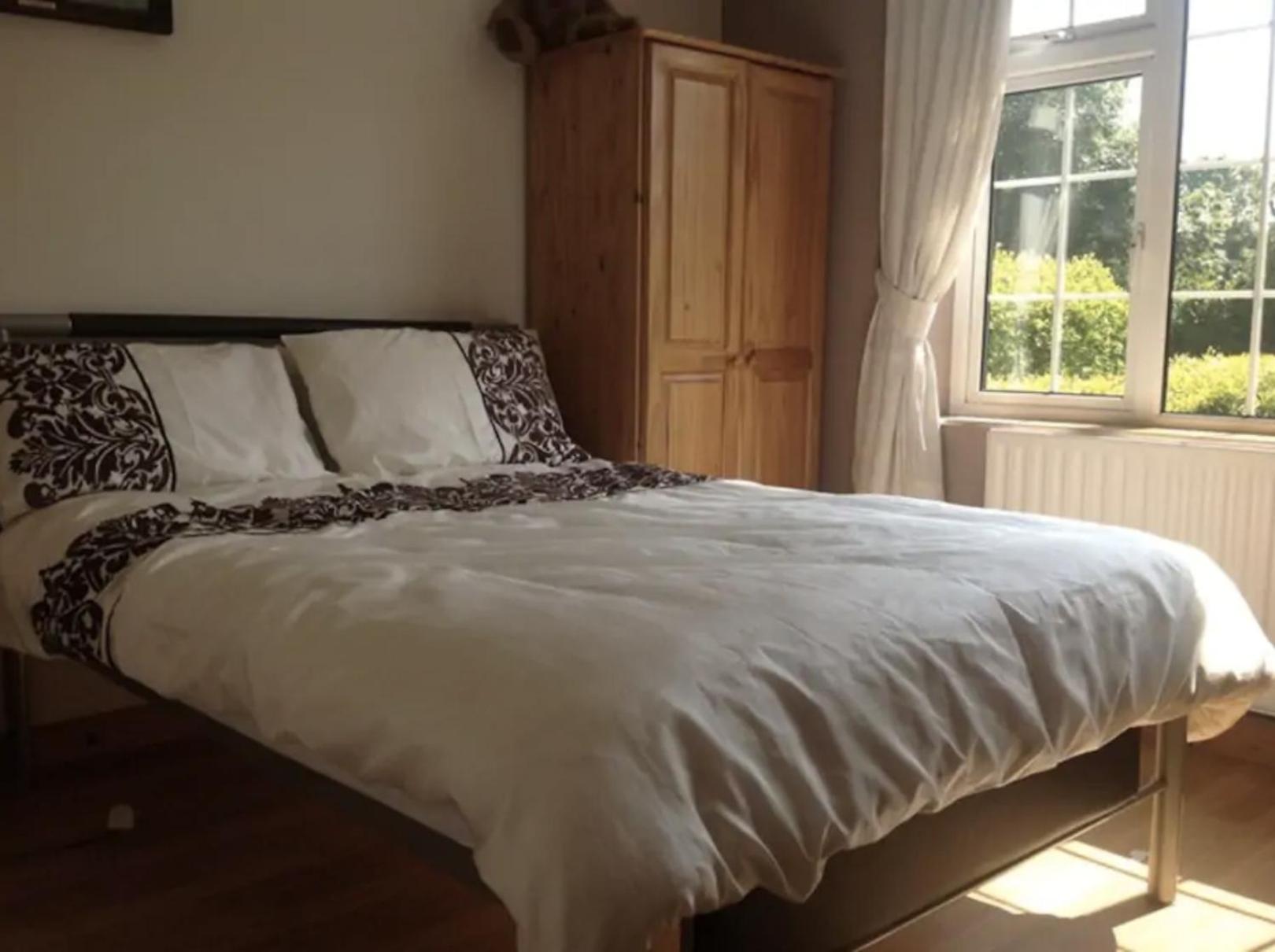 Five-Bedroom House - Photo 8