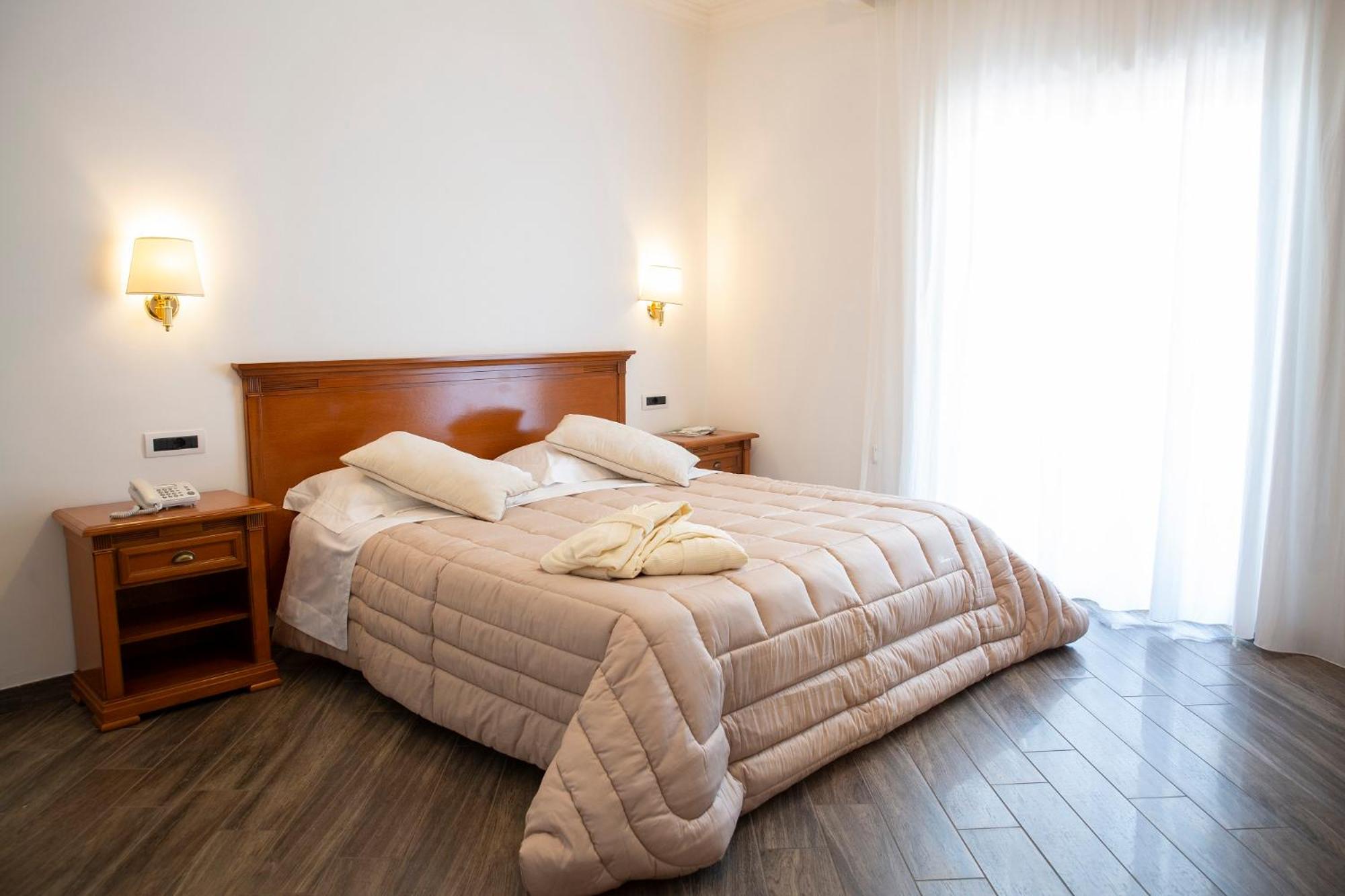 Double or Twin Room - Photo 8