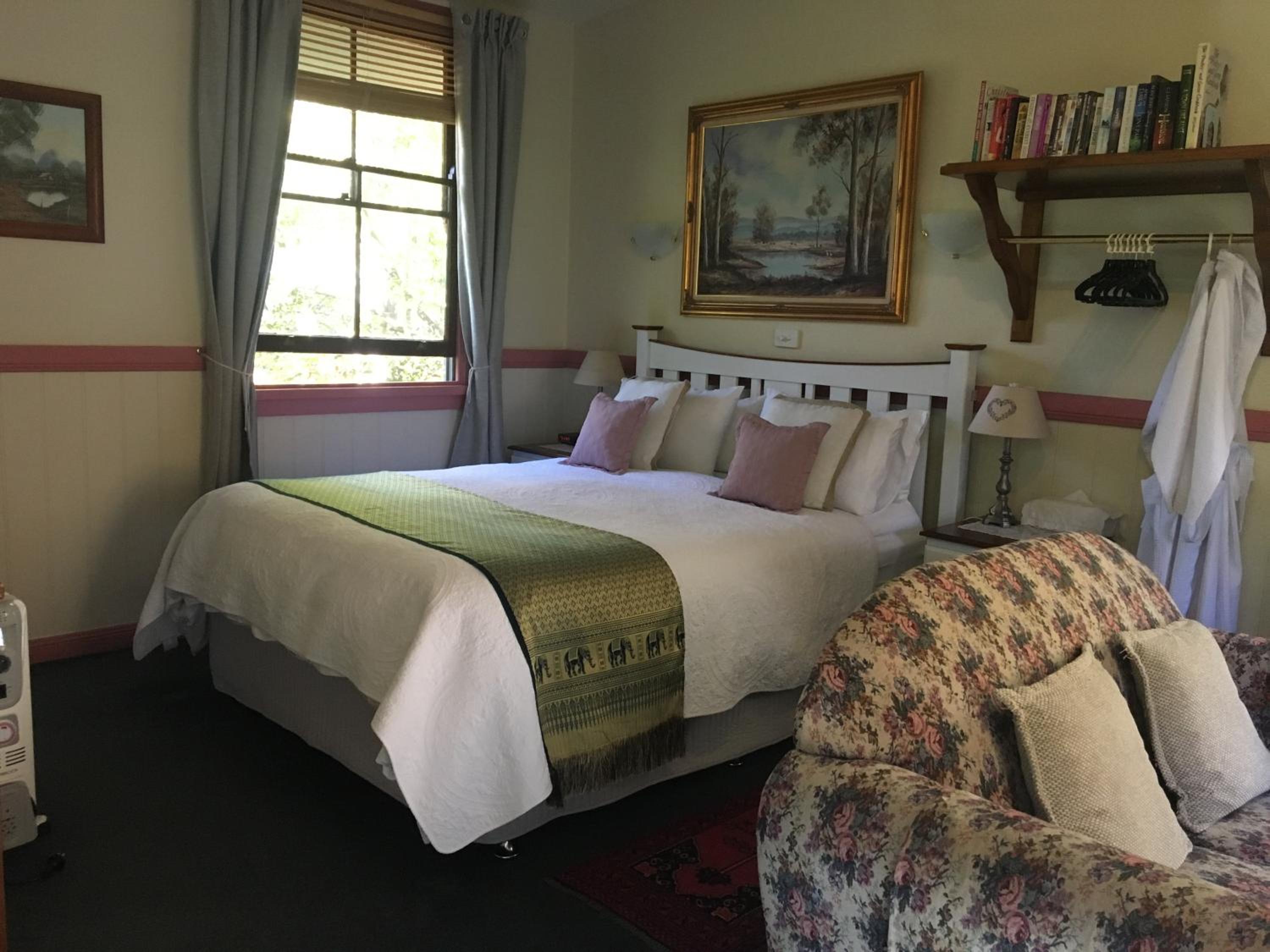 Queen Suite with Spa Bath - Maid's photo 1