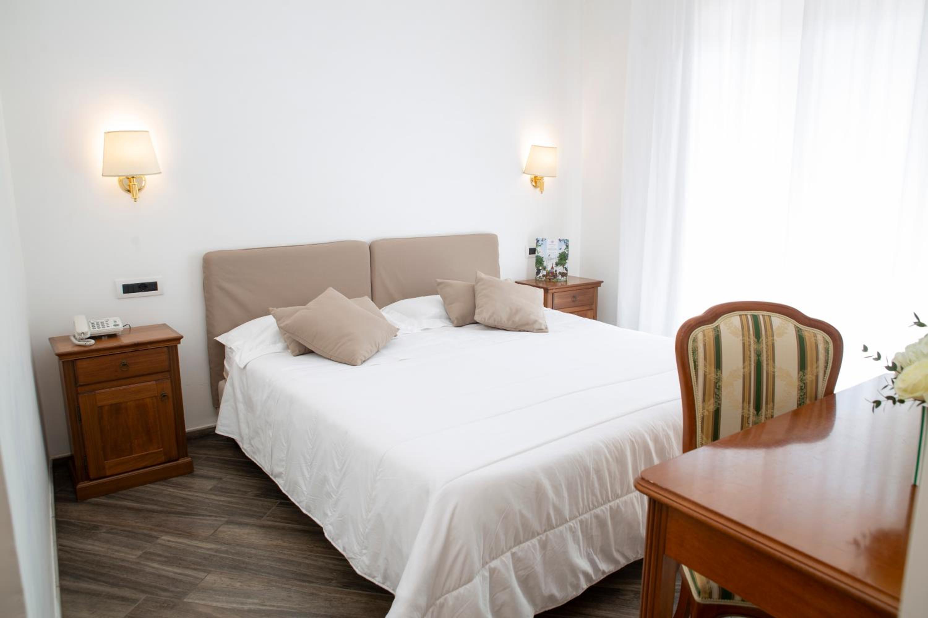 Double or Twin Room - Photo 6