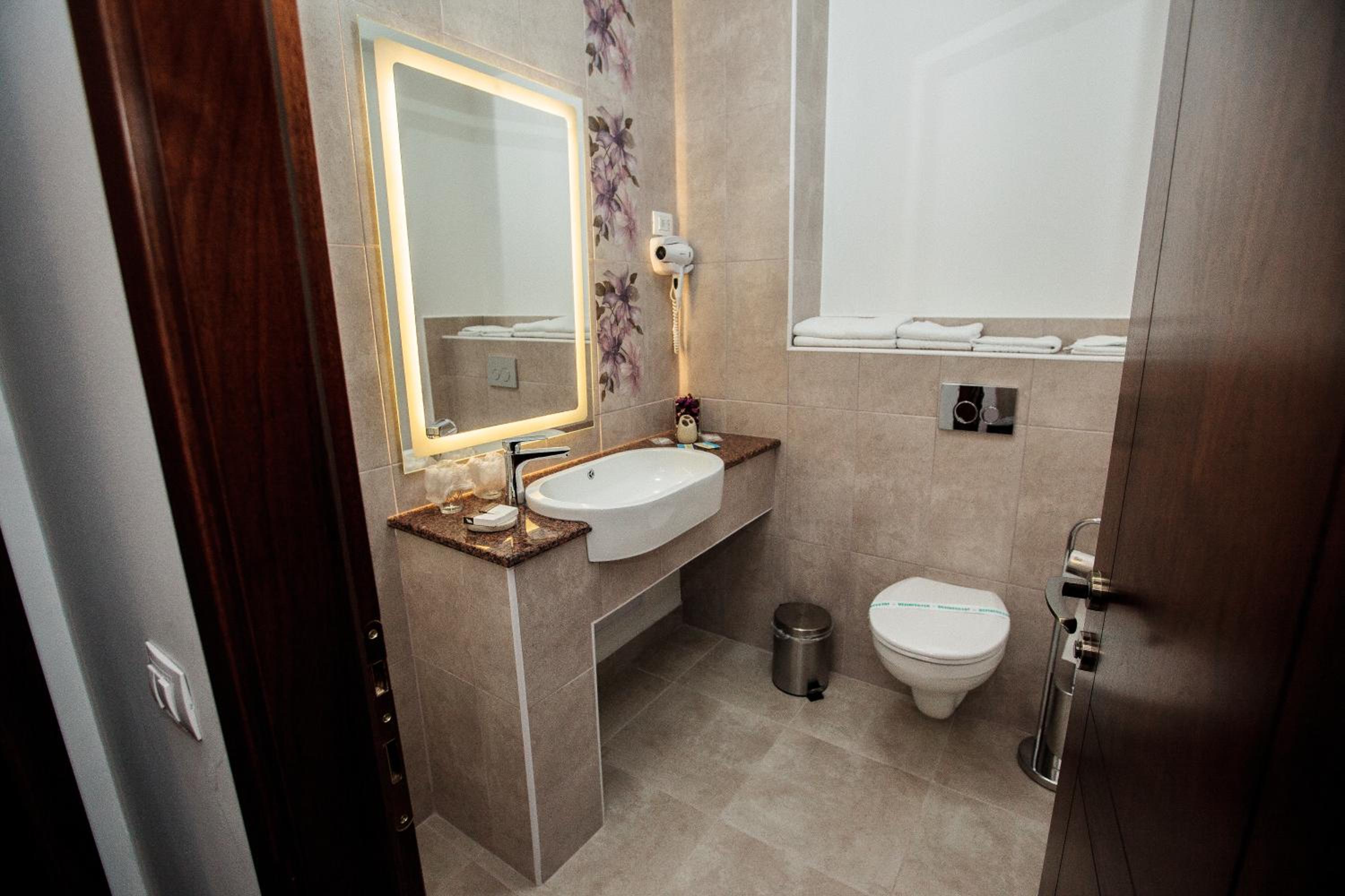 Twin Room - Photo 5