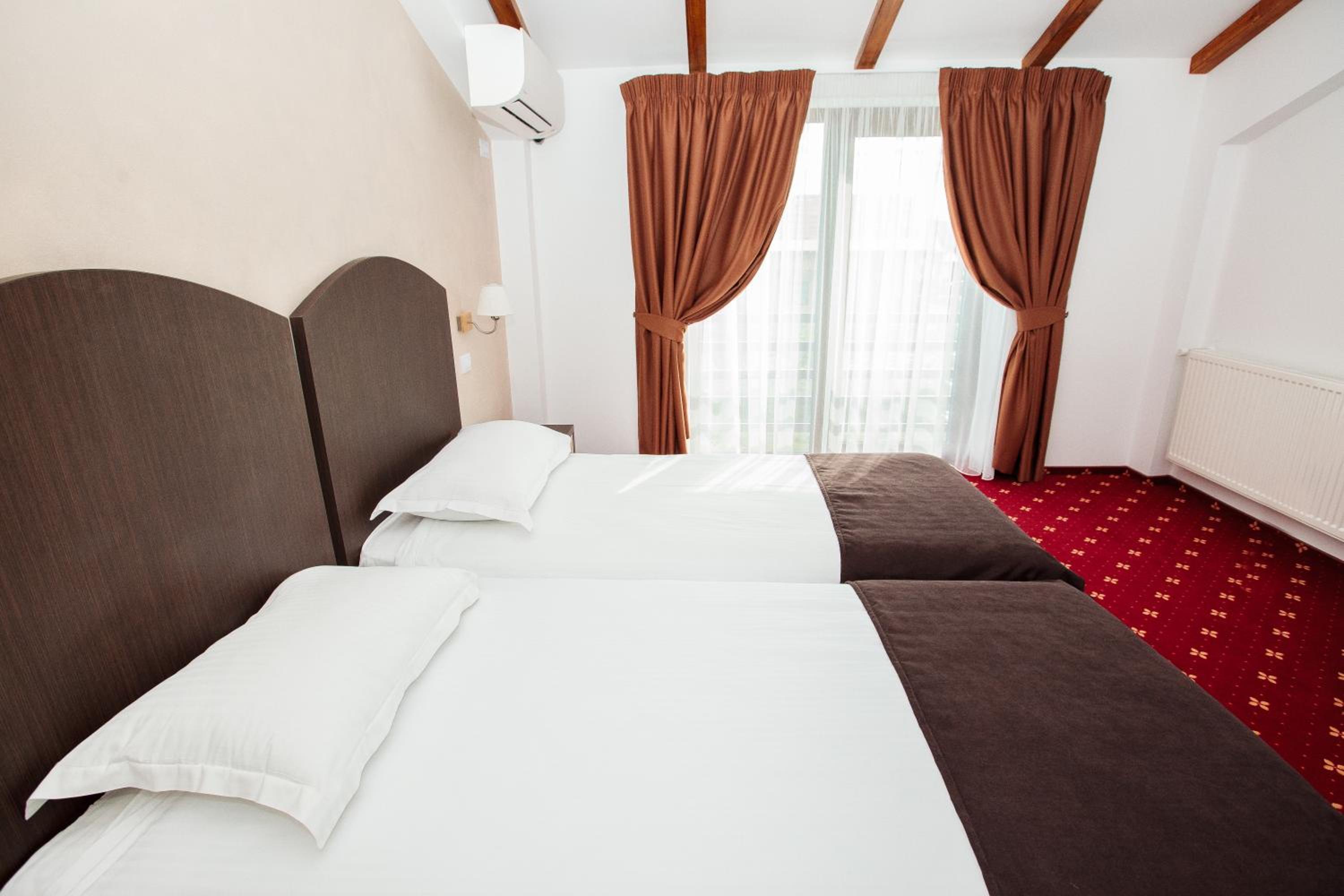 Twin Room - Photo 9