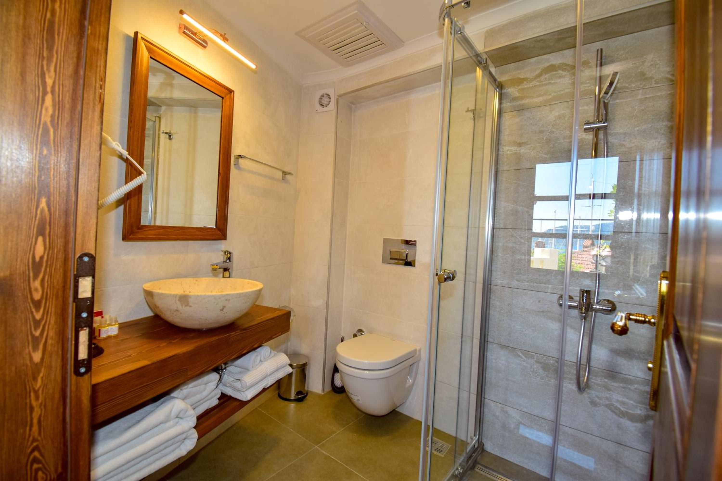 Double Room with Balcony and Sea View - Photo 9