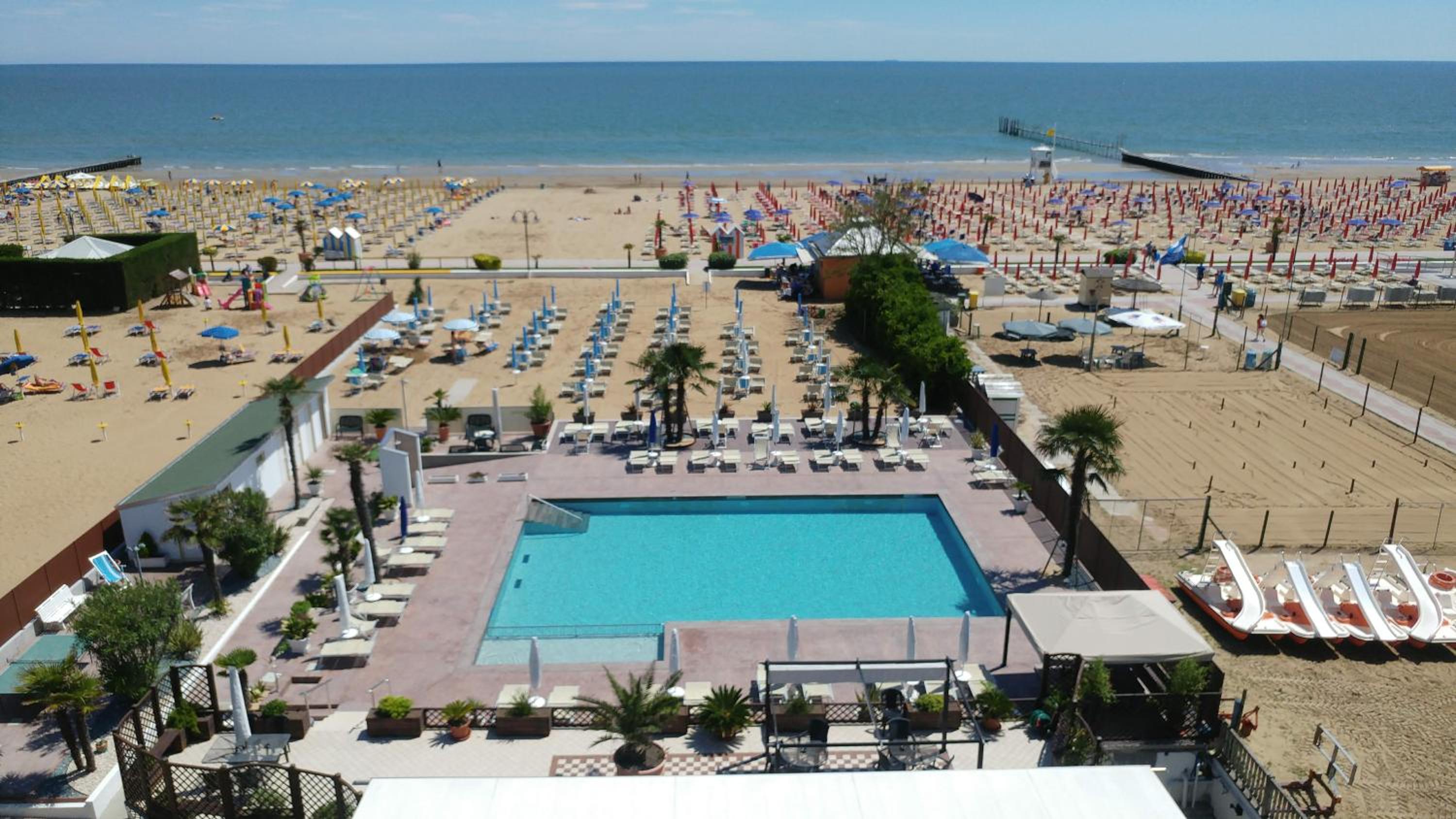 Double Room with Balcony and Sea View - Photo 12