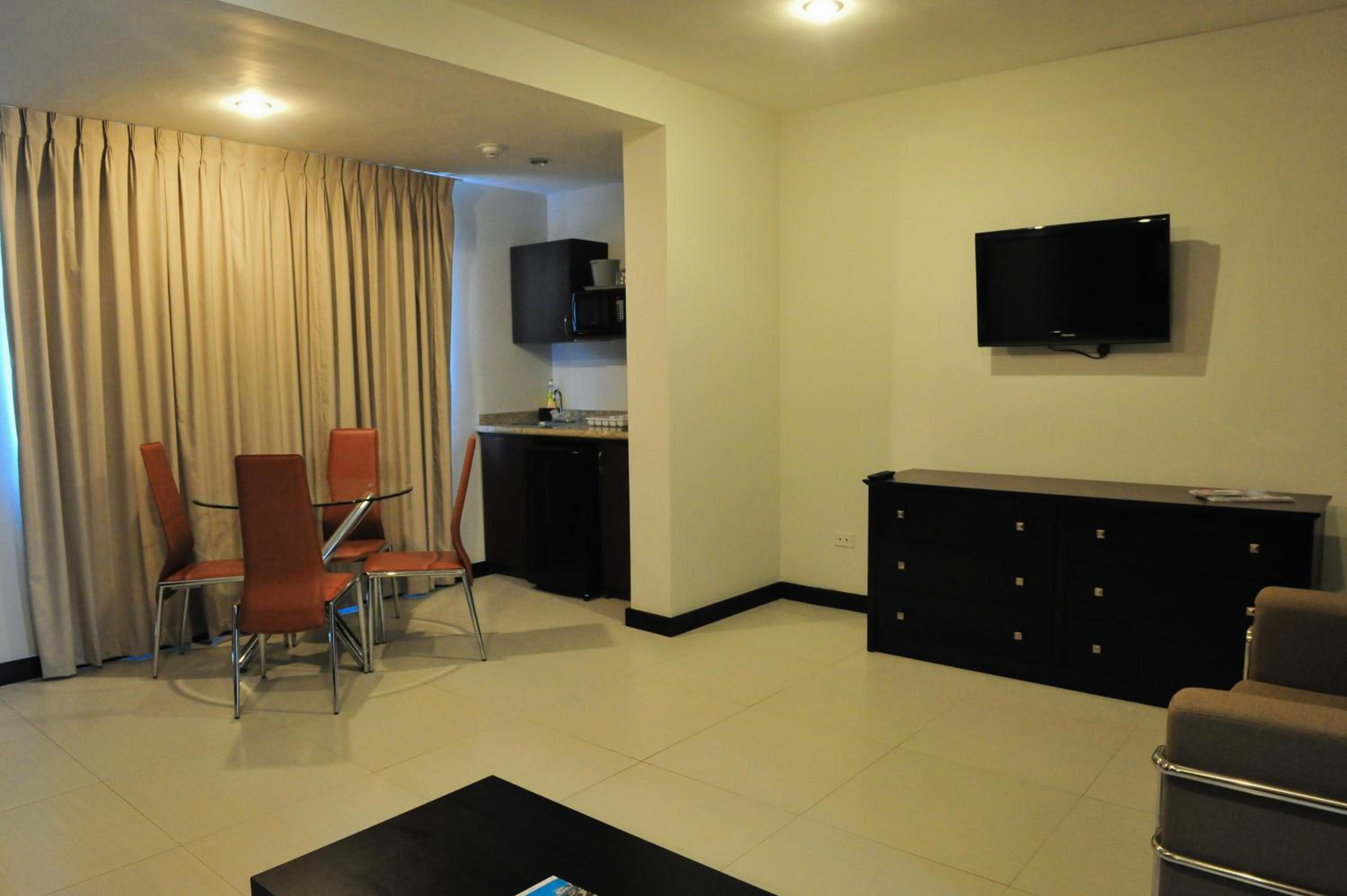 One-Bedroom Suite - Photo 6