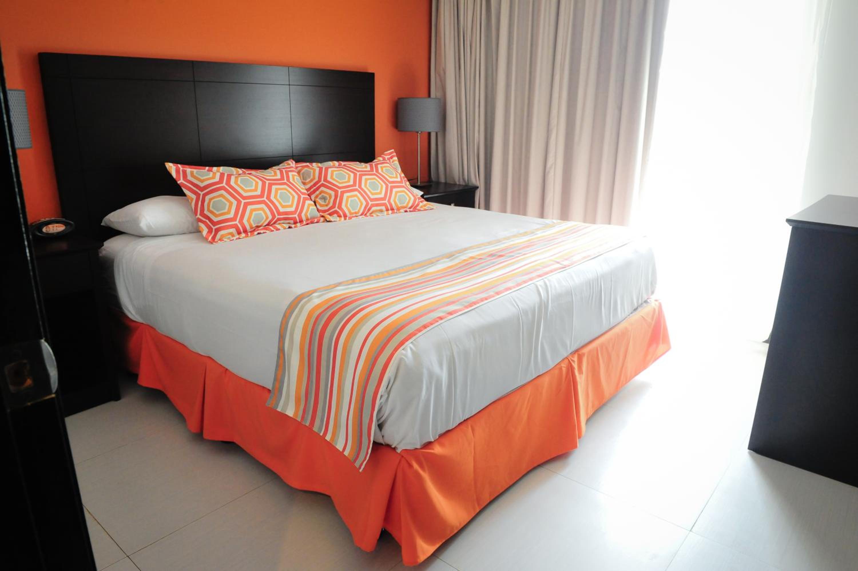 One-Bedroom Suite - Photo 3