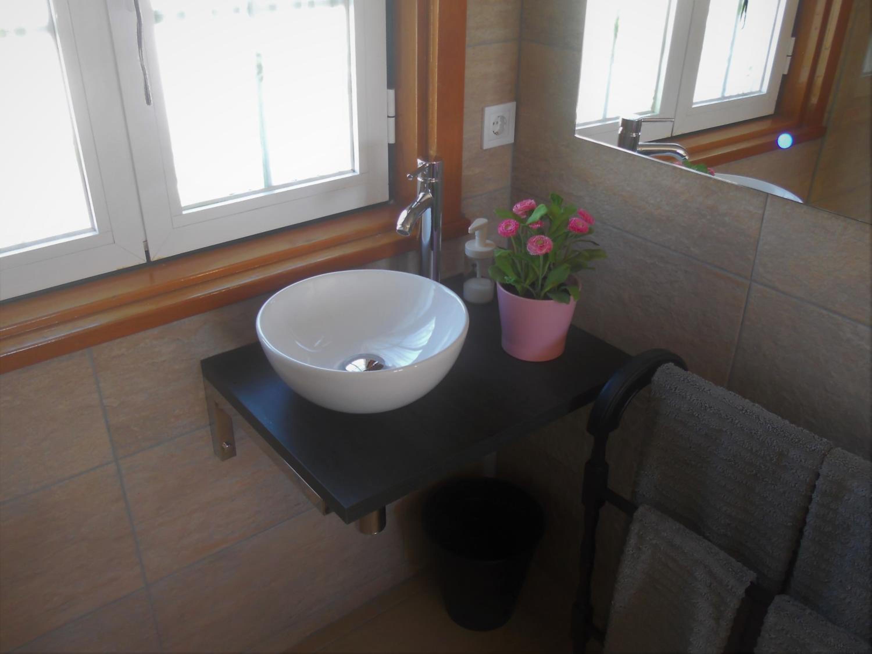 Deluxe Queen Room - Photo 7