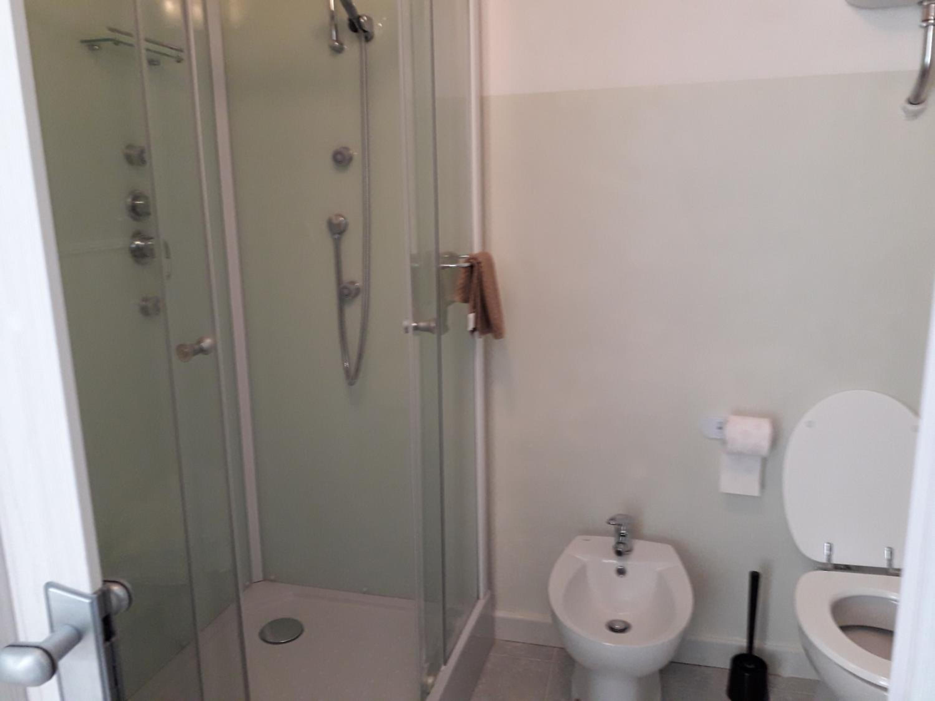 Standard King Room - Photo 18