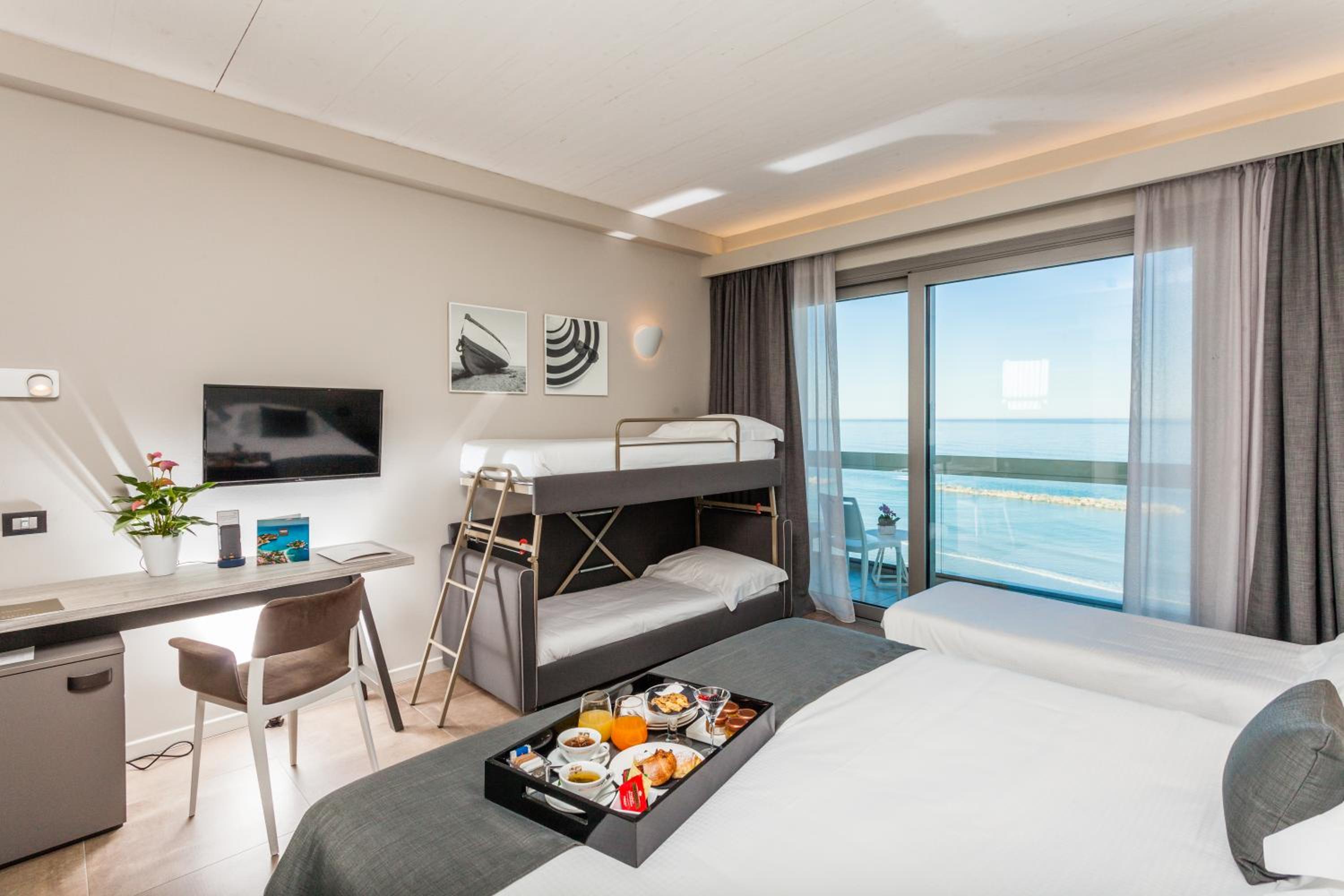 Family Room with Sea View - Photo 5