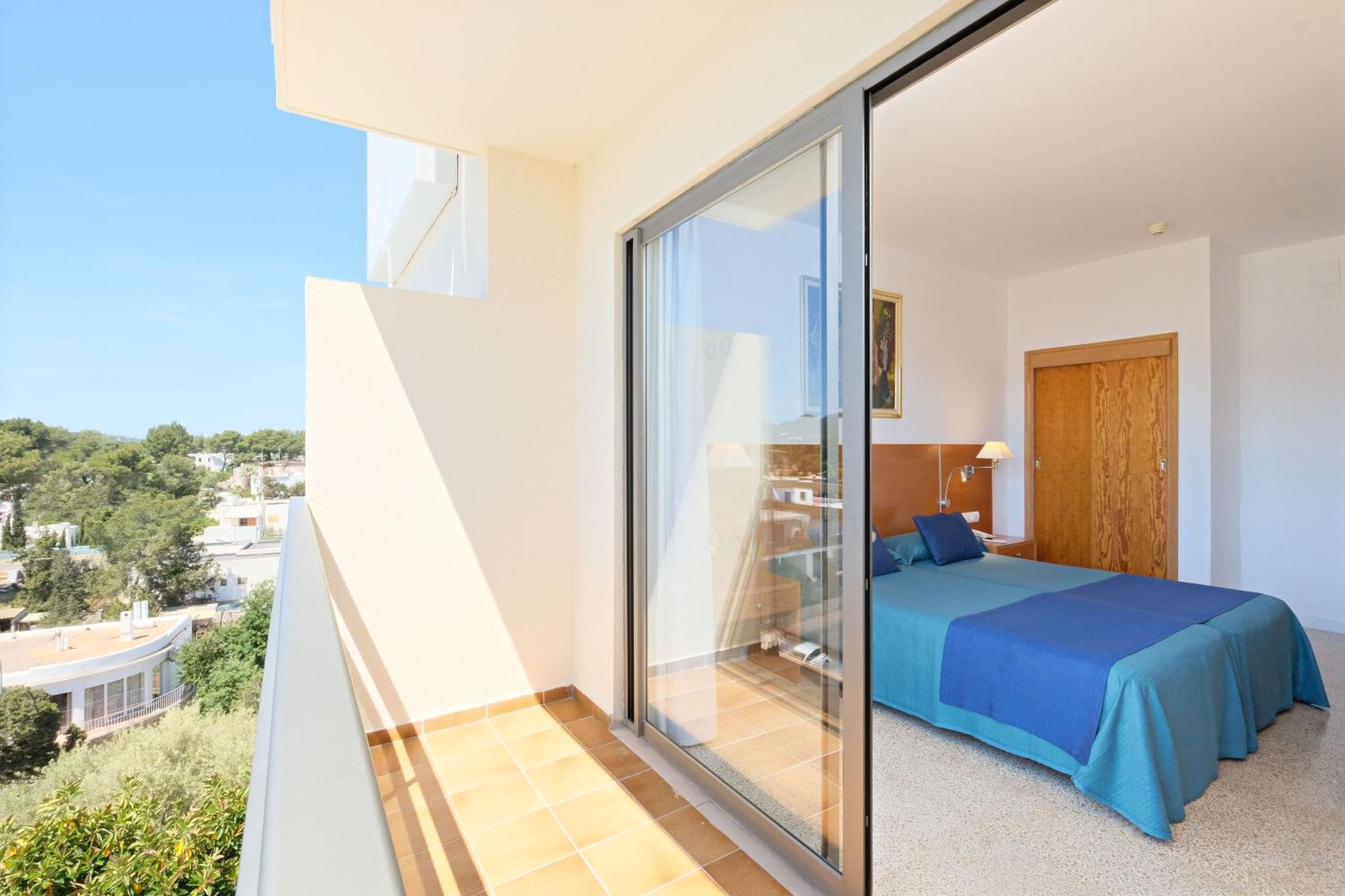 Double Room with Pool View - Photo 5