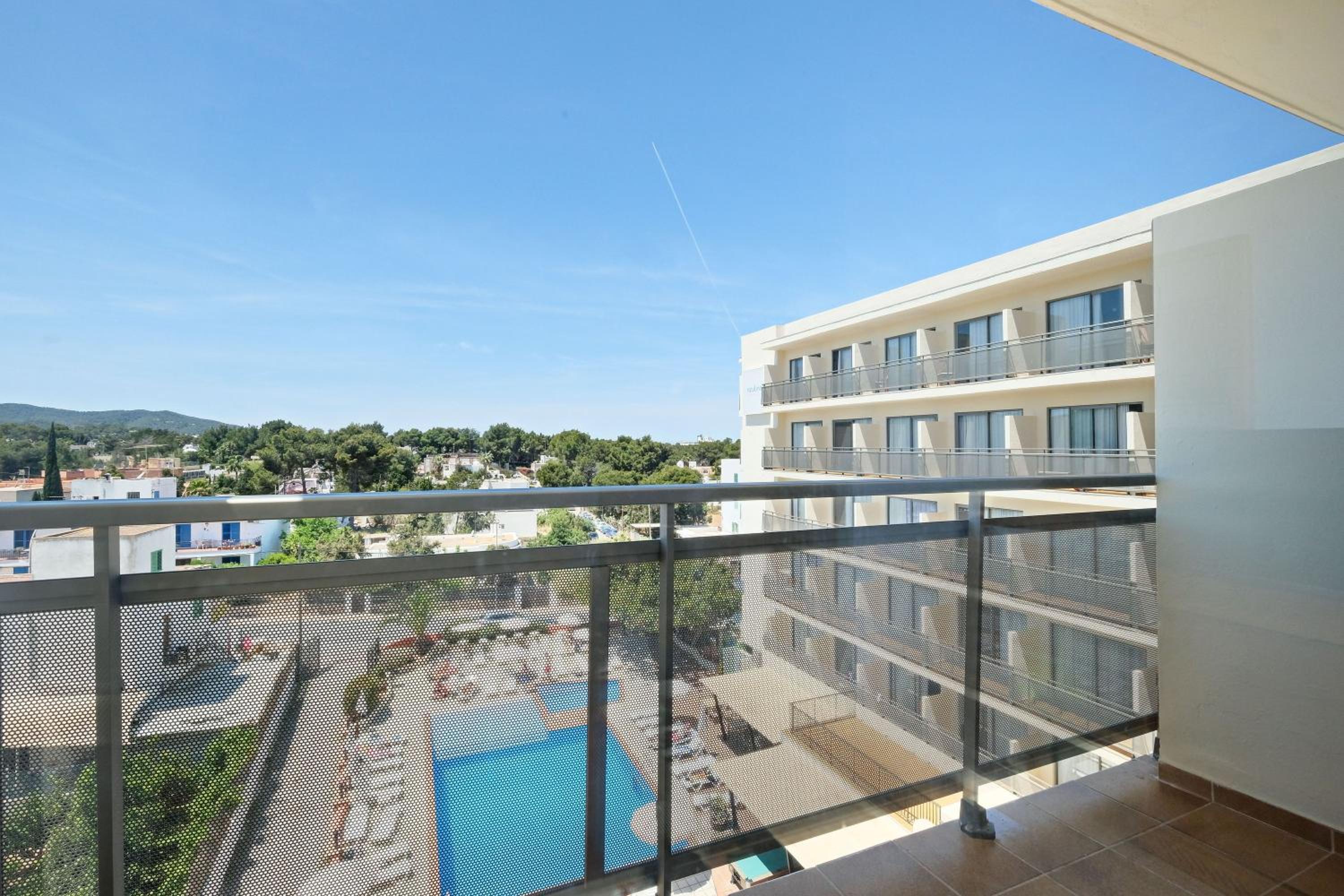 Double Room with Pool View - Photo 6