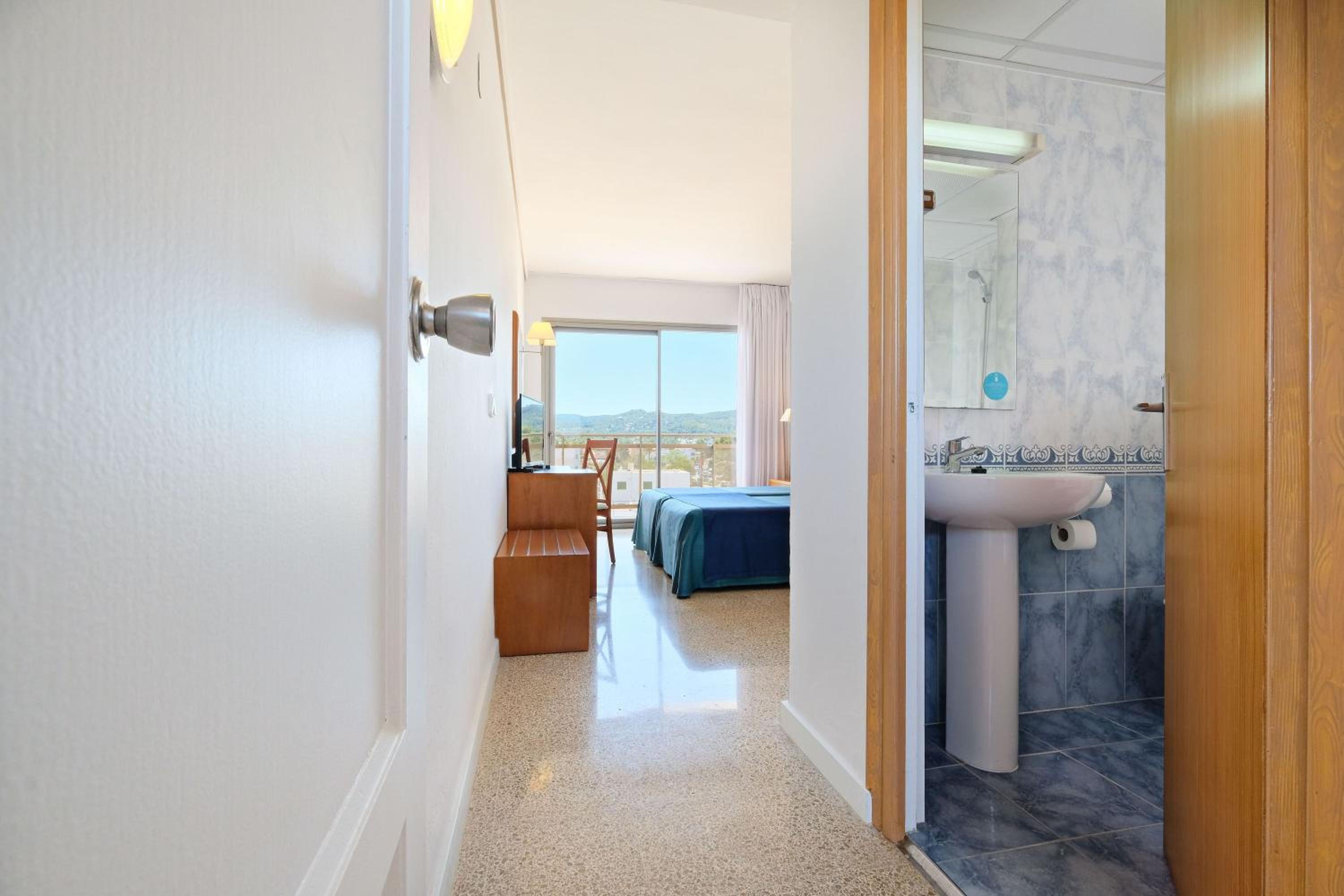 Double Room with Pool View - Photo 4