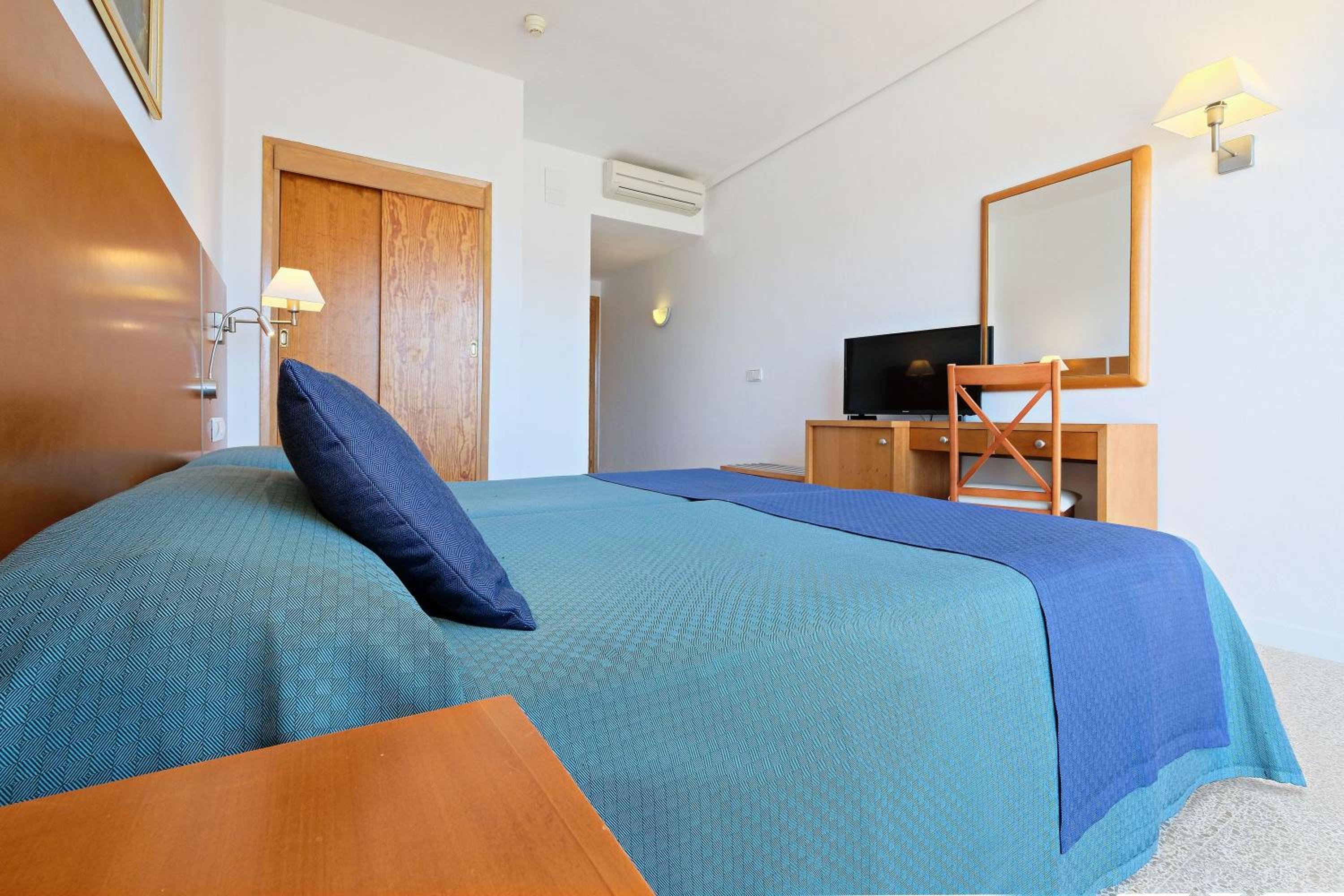 Double Room with Pool View - Photo 3